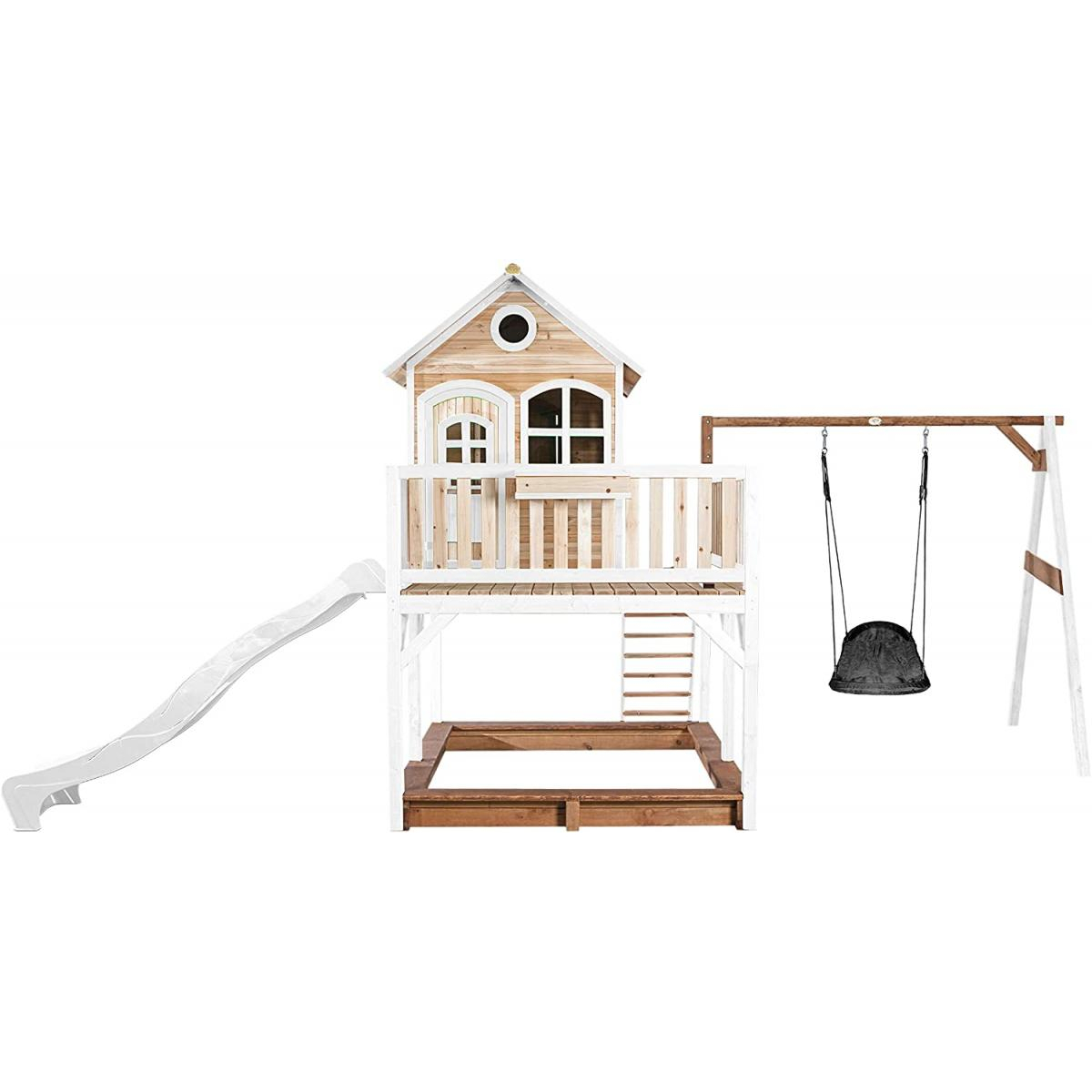 Spielplatz aus Holz mit Haus, Rutsche, Schaukel und Sandkasten, alles vor weißem Hintergrund.