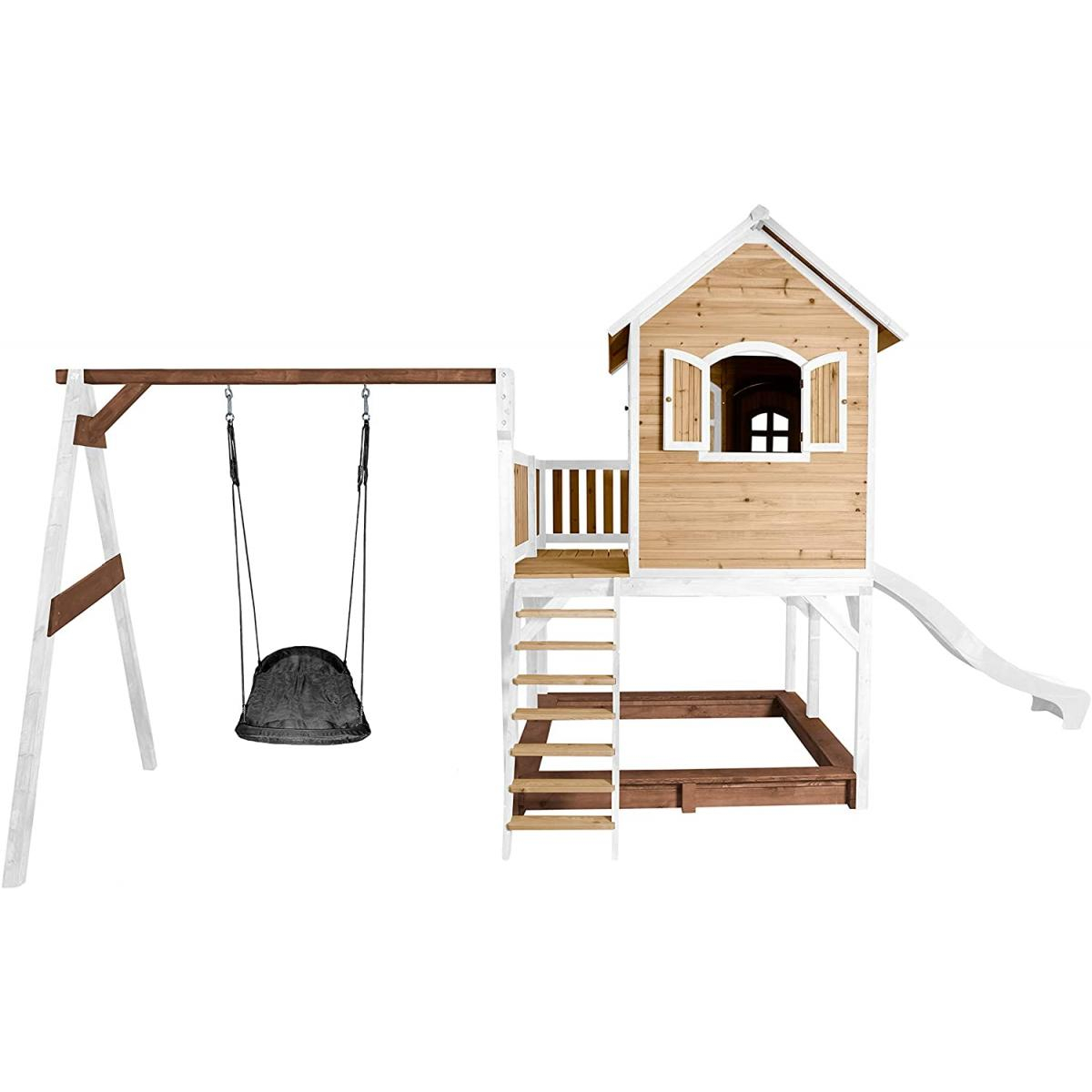 Spielhaus aus Holz mit Schaukel. Mit Rutsche und Treppe. Isoliert auf weißem Grund.