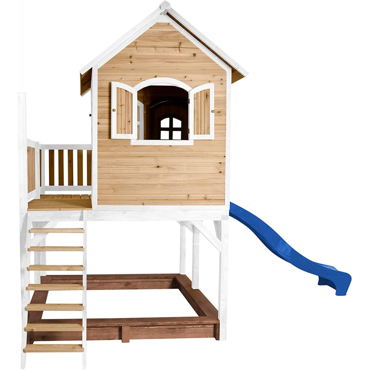 Ein Holzspielhaus mit Rutsche und Treppe. Es ist eine Kinderspielstruktur für draußen.