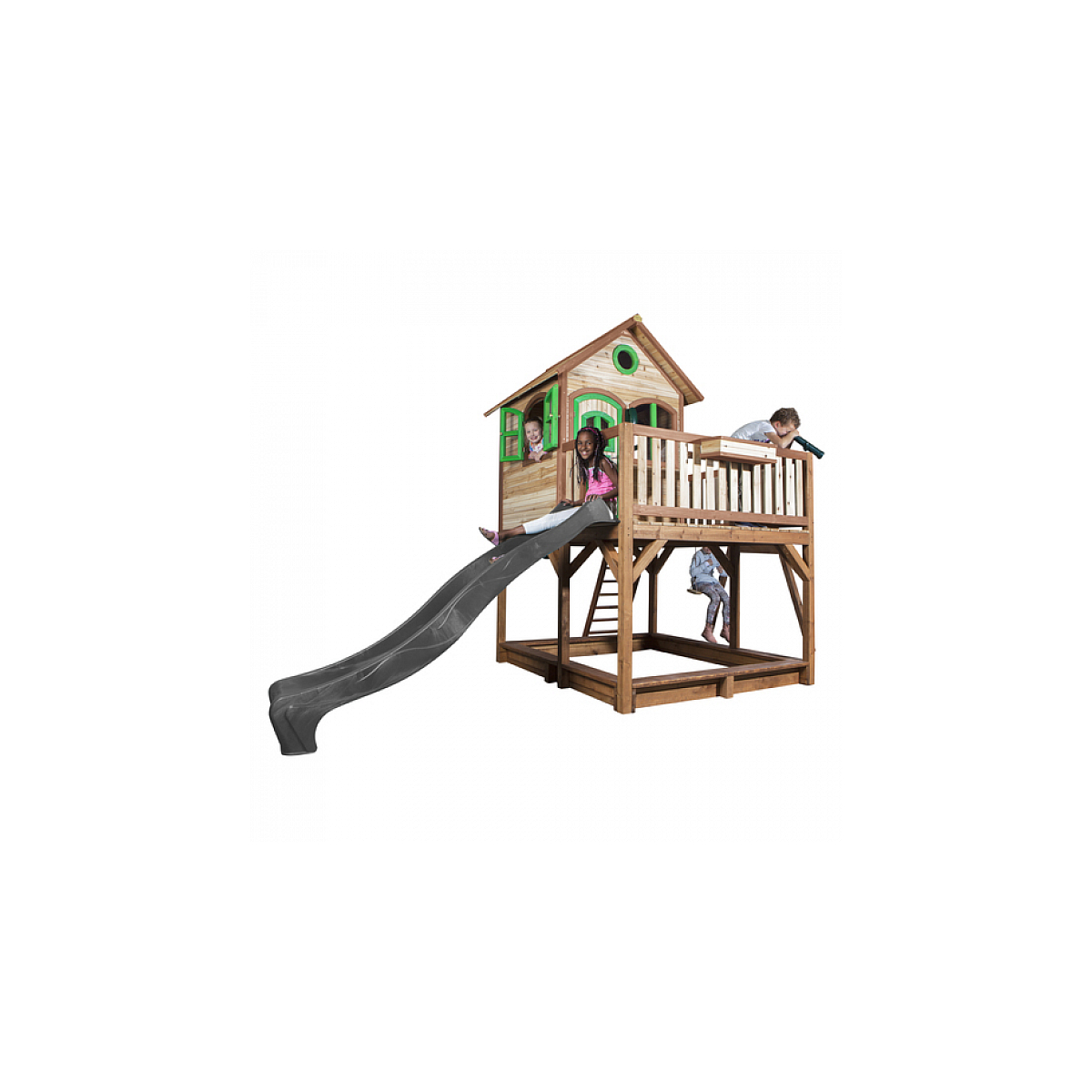 Holzspielplatz mit Rutsche, Leiter und Balkon. Drei Kinder sind anwesend, eines auf der Rutsche.