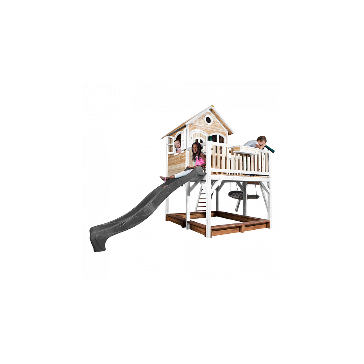 Kinder spielen auf einem hölzernen Spielhaus mit Rutsche. Weißer Hintergrund.