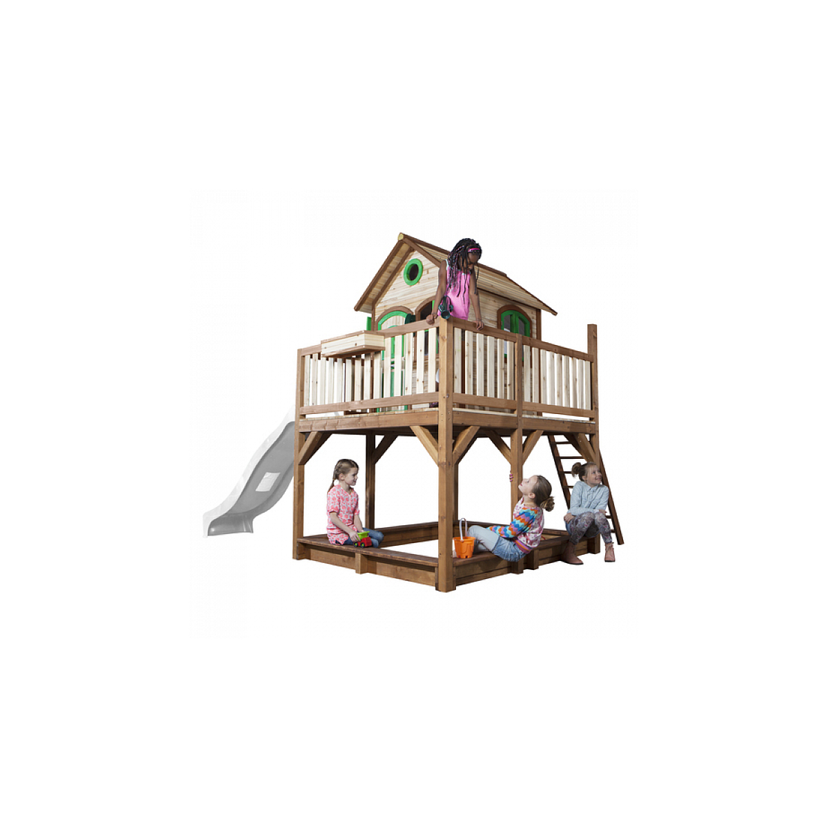 Spielplatz aus Holz mit Rutsche, Haus und spielenden Kindern. Weißer Hintergrund.