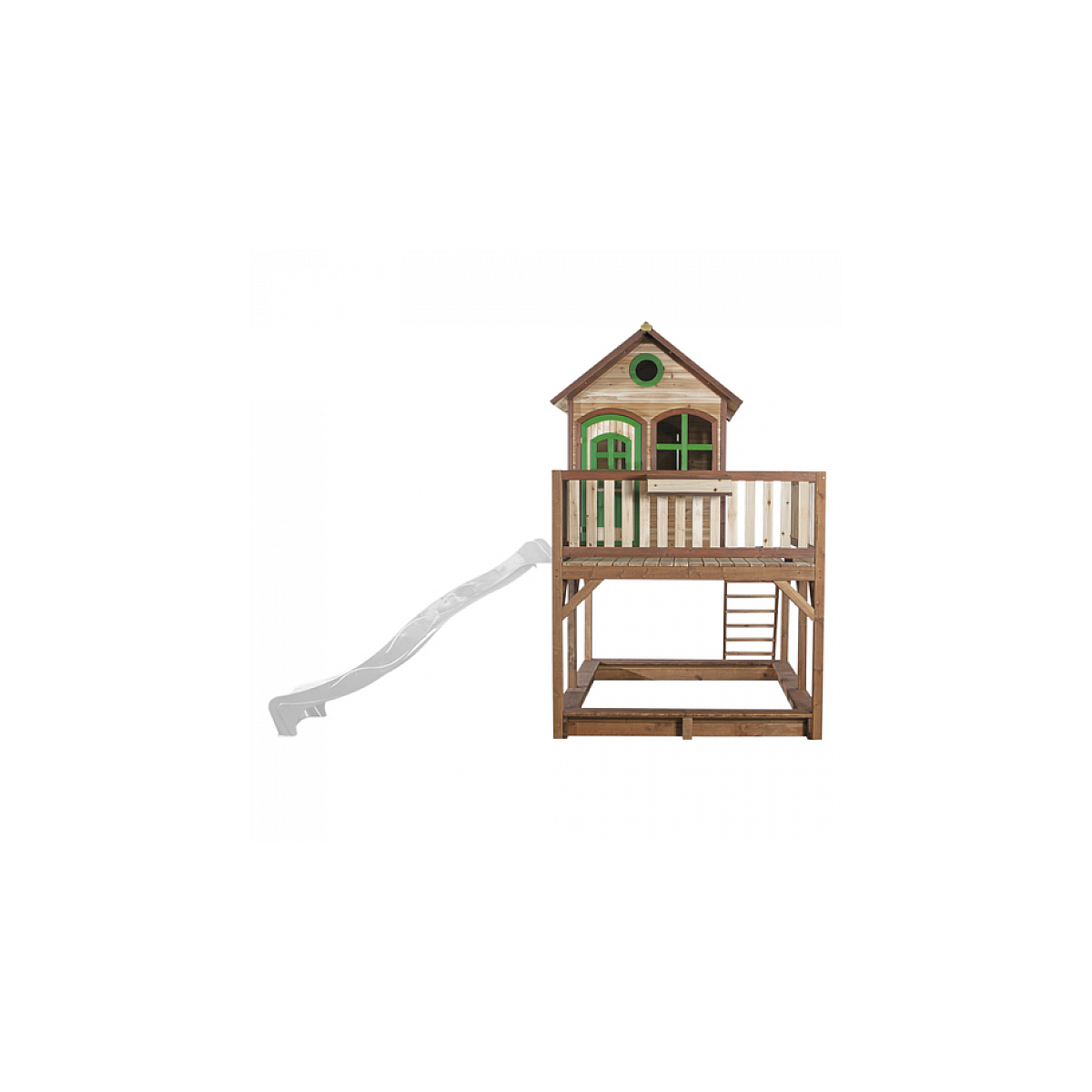 Holzspielplatz mit Rutsche, Leiter und kleinem Haus oben.