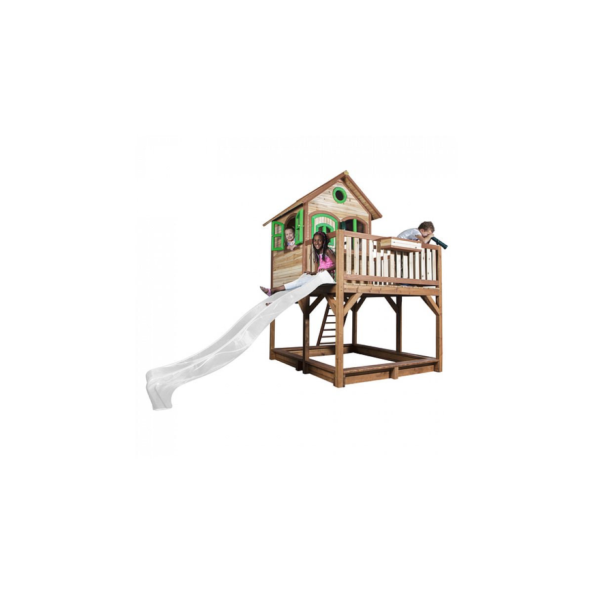 Kinder spielen in einem hölzernen Spielhaus mit Rutsche. Zwei Kinder sind drinnen, eines auf dem Deck.