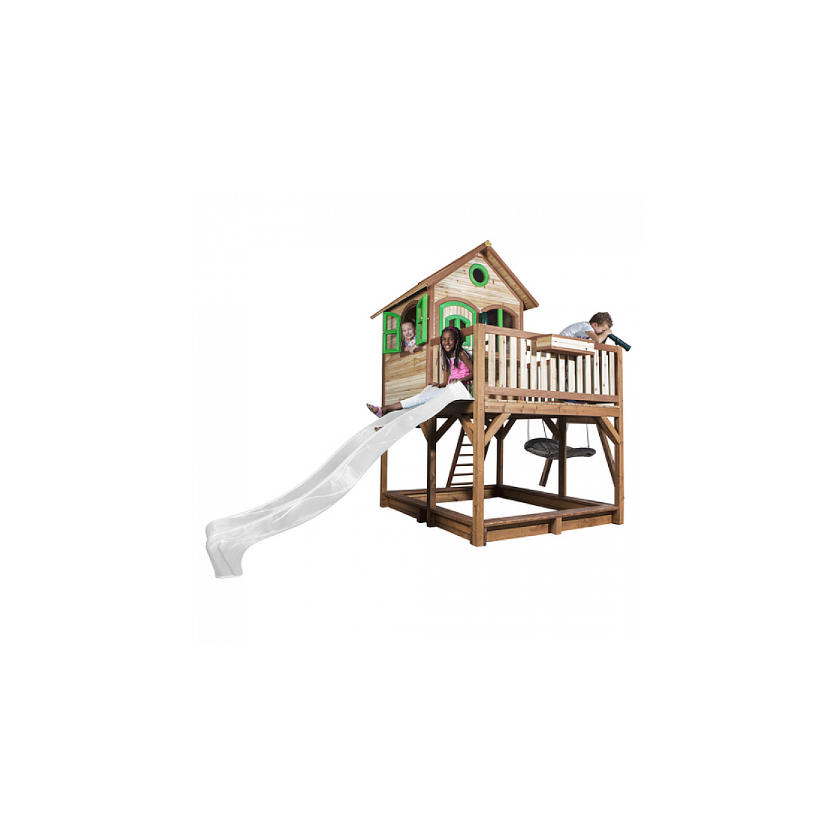 Holzspielplatz mit Rutsche und spielenden Kindern.