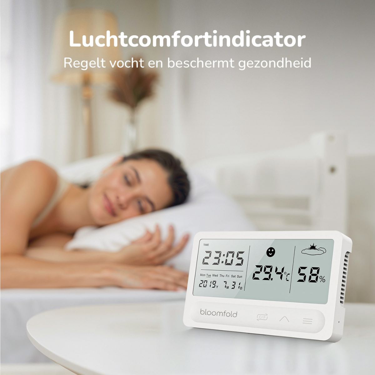 Schlafende Frau. Ein weißer Tisch mit einer Digitaluhr, die Zeit, Temperatur und Luftfeuchtigkeit anzeigt.