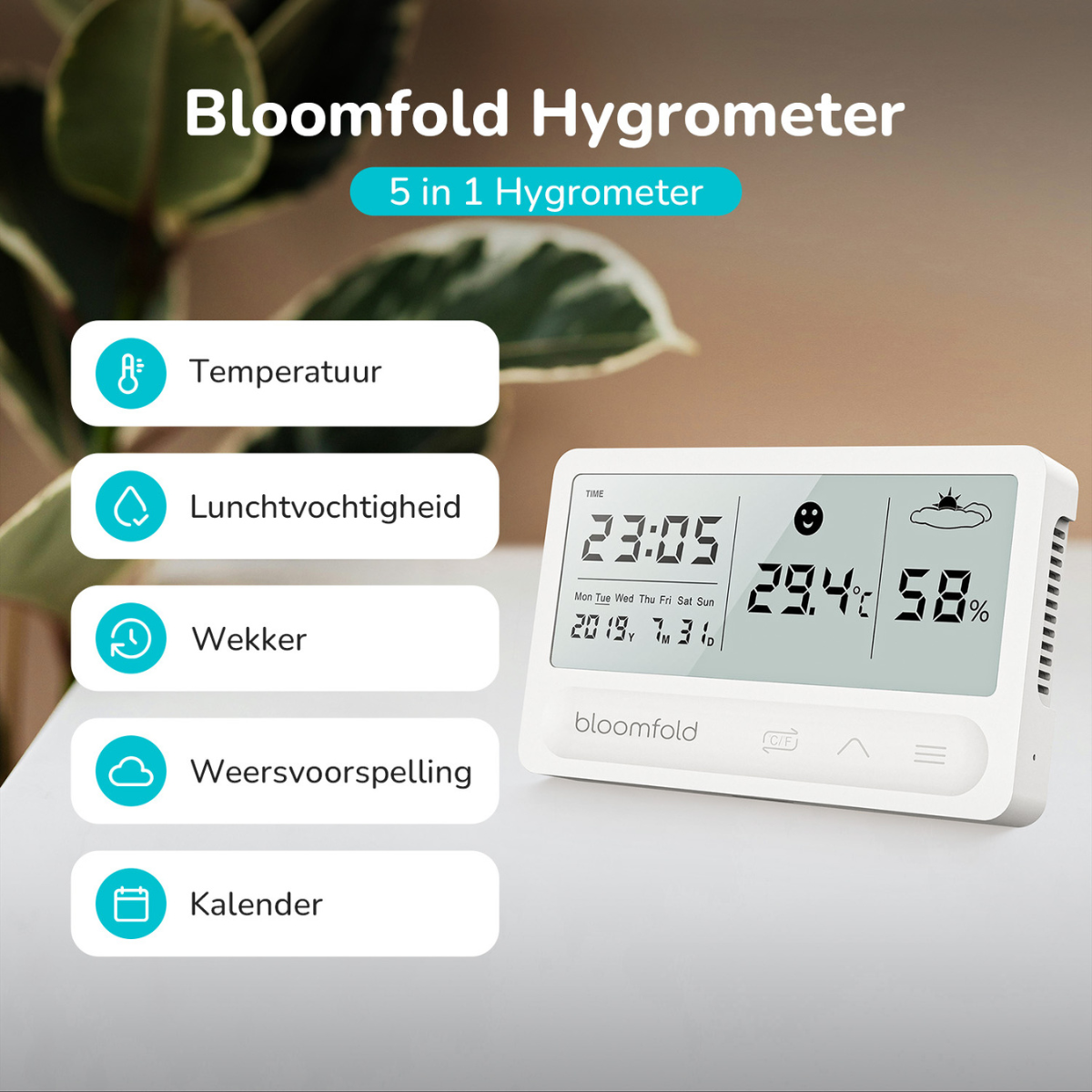Ein weißes digitales Hygrometer mit mehreren Datenpunkten und einer Pflanze im Hintergrund.