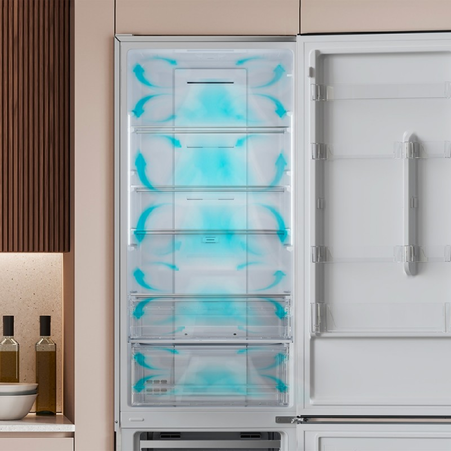 Frigorifero aperto con cassetti trasparenti e indicatori di flusso d'aria blu.