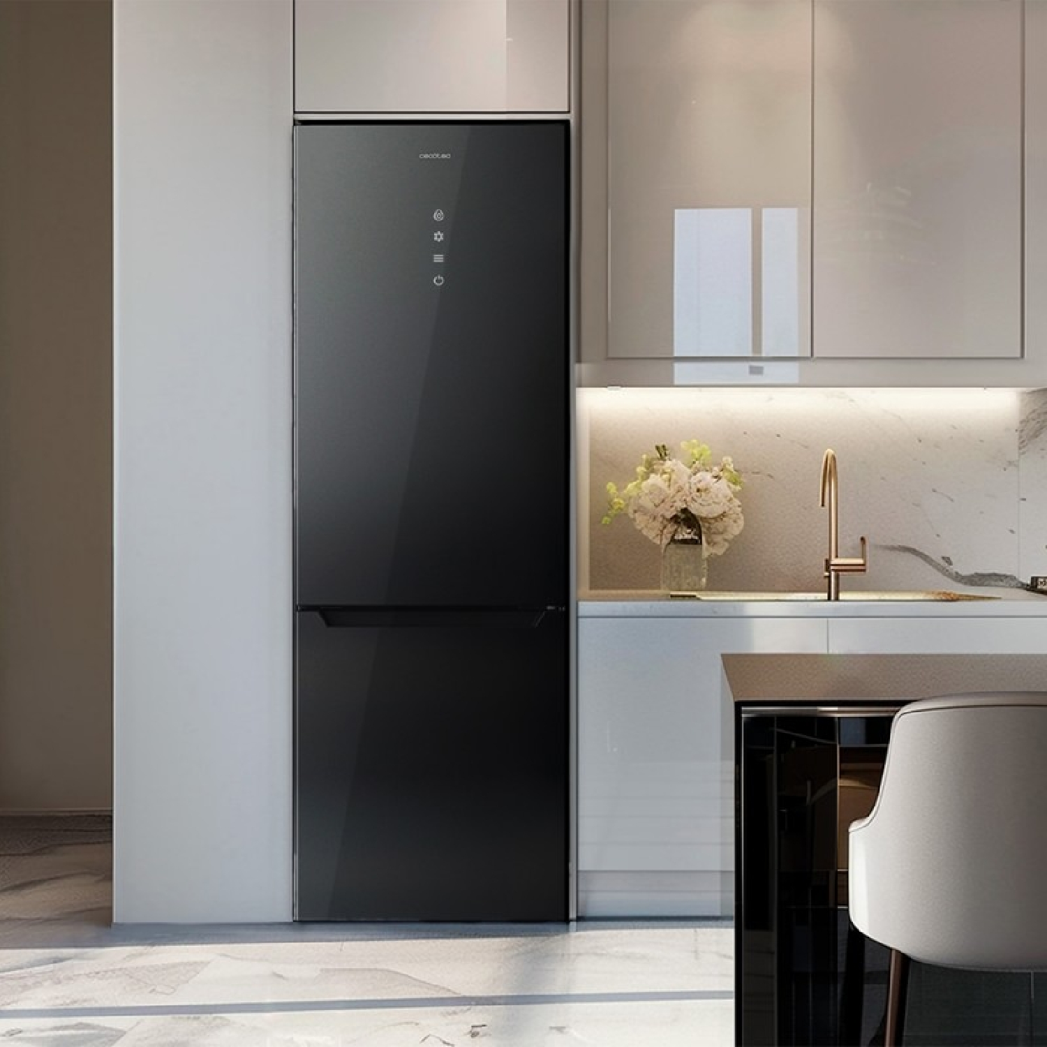 Un refrigerador negro en una cocina con gabinetes blancos y una placa para salpicaduras de mármol.
