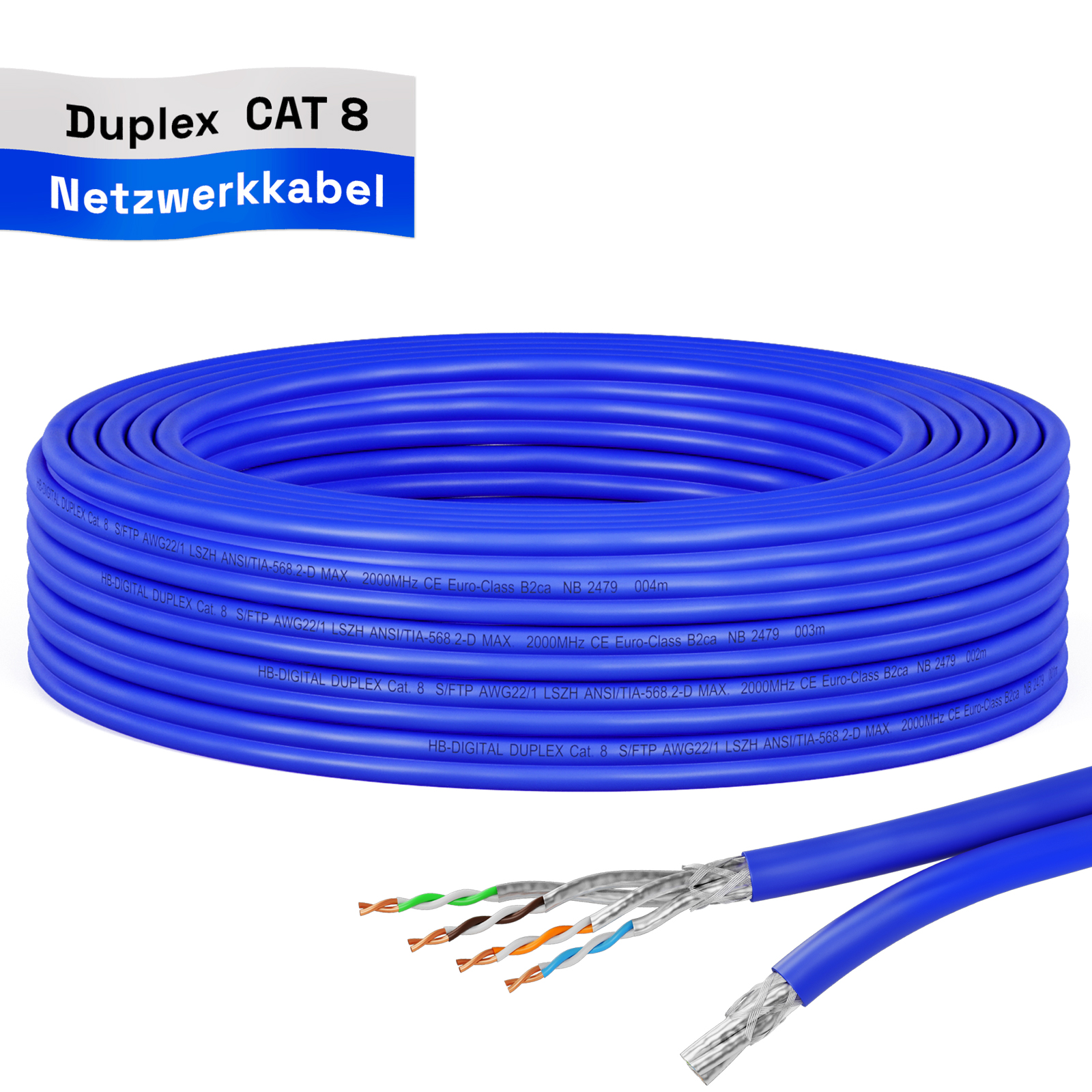 Blaues Netzwerkkabel in einer Spule, mit einem Schnitt, der die Drähte zeigt.