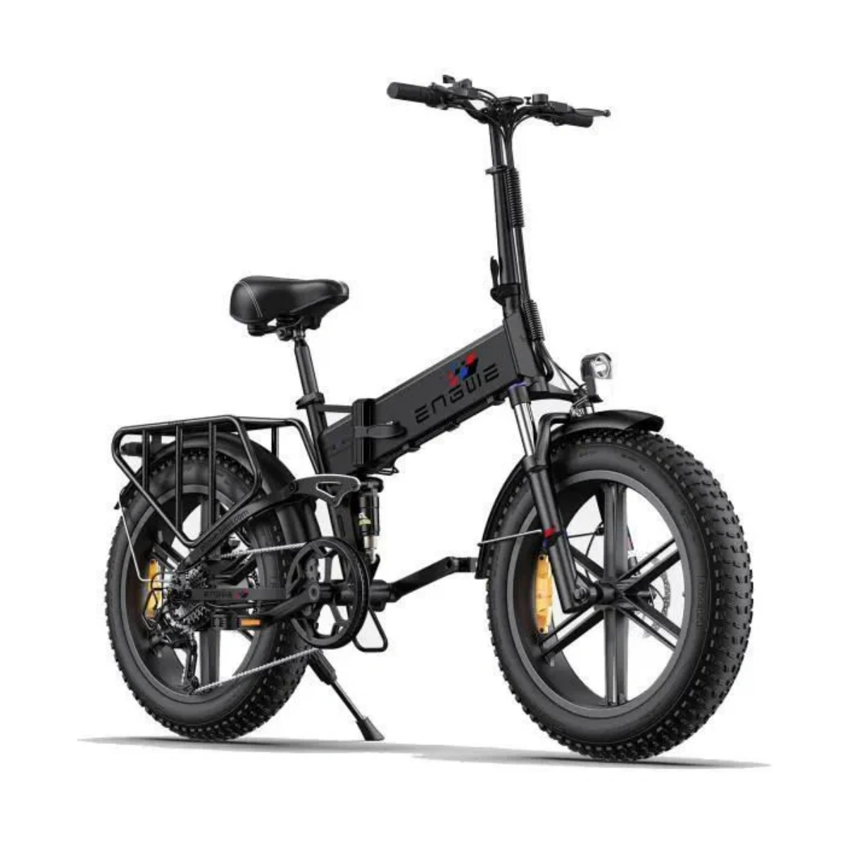 Bicicletta elettrica nera con pneumatici larghi, portapacchi anteriore e posteriore. Marchio ENGWE.