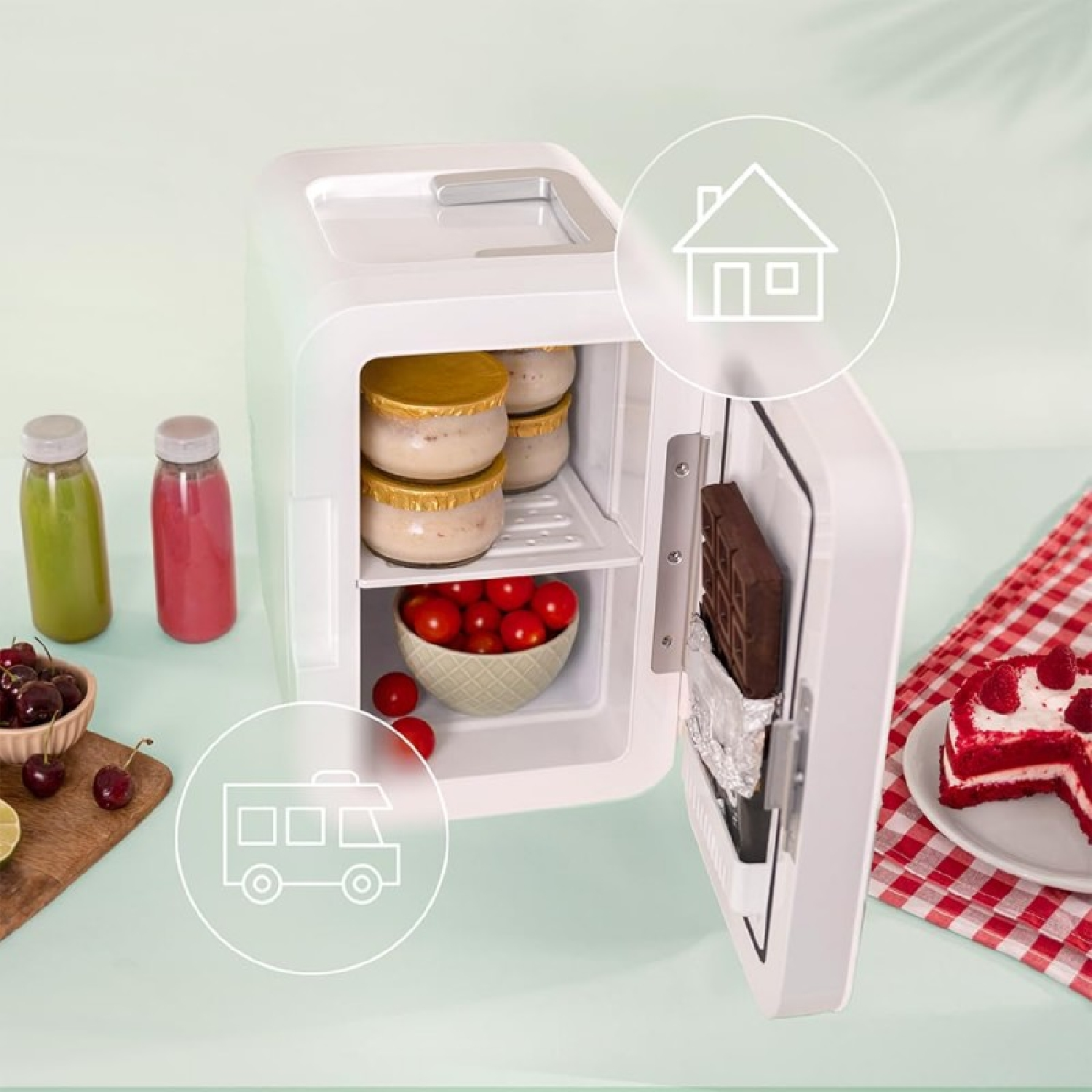 Mini nevera blanca abierta, con comida dentro. Incluye frascos, tomates, chocolate y pastel.
