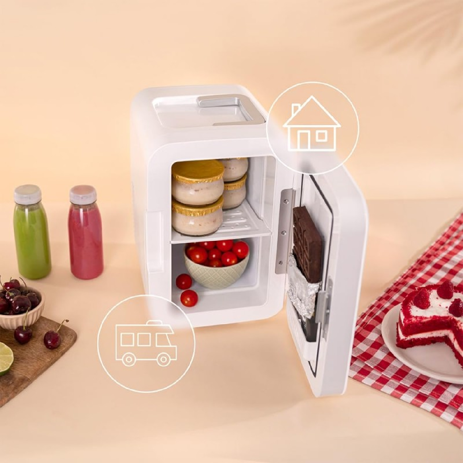 Un piccolo mini-frigo bianco con la porta aperta, che mostra cibo all'interno. Ciliegie, torta e bottiglie di succo nelle vicinanze.