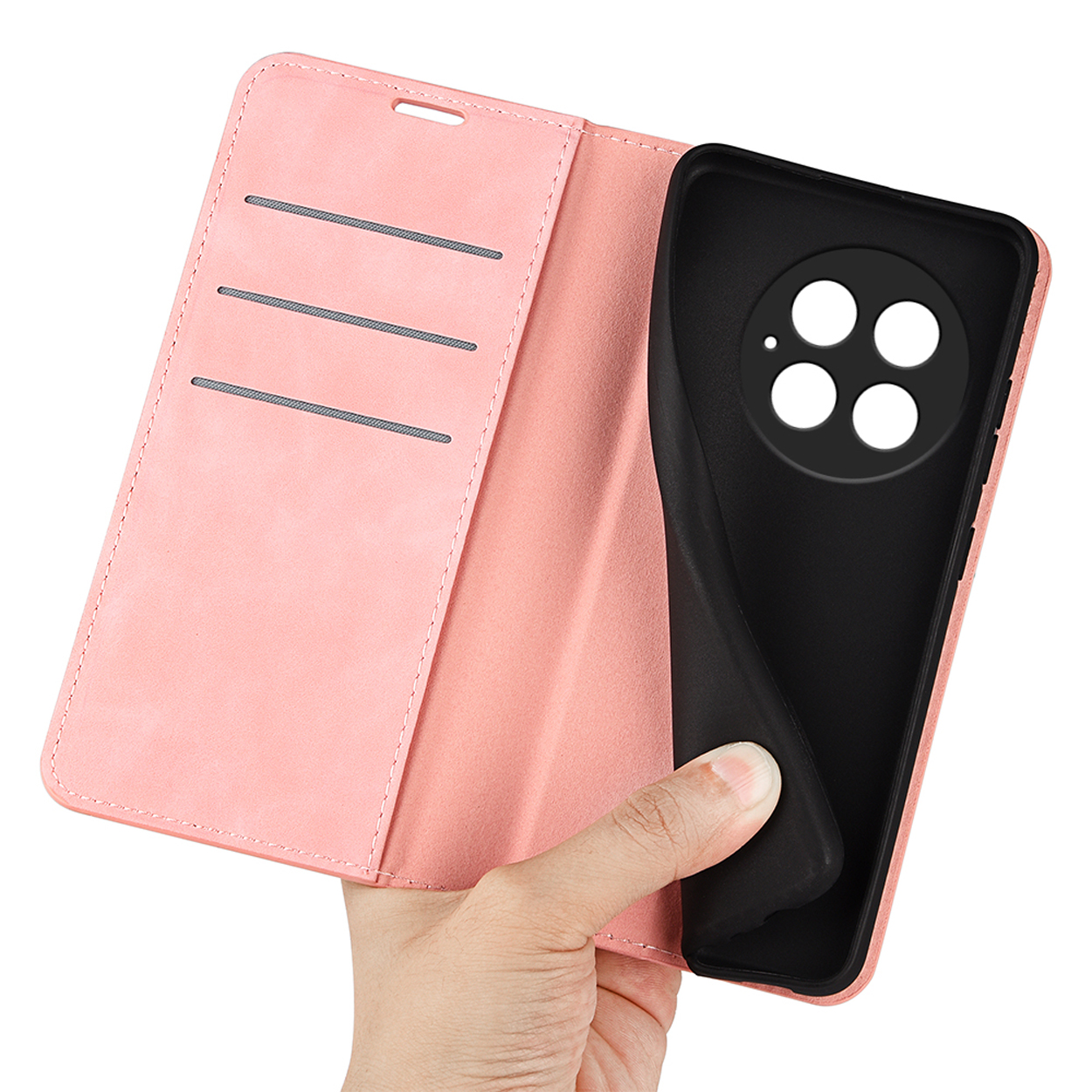 Roze telefoonhoesje, open. Zwarte telefoon erin. Hand houdt het open deel van het telefoonhoesje vast.