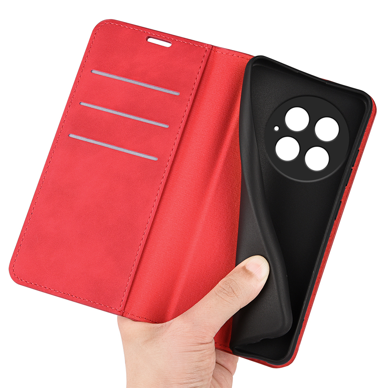 Een rode leren telefoonhoes is open en onthult een zwarte telefoonhoes binnenin. Een hand houdt de telefoon vast.
