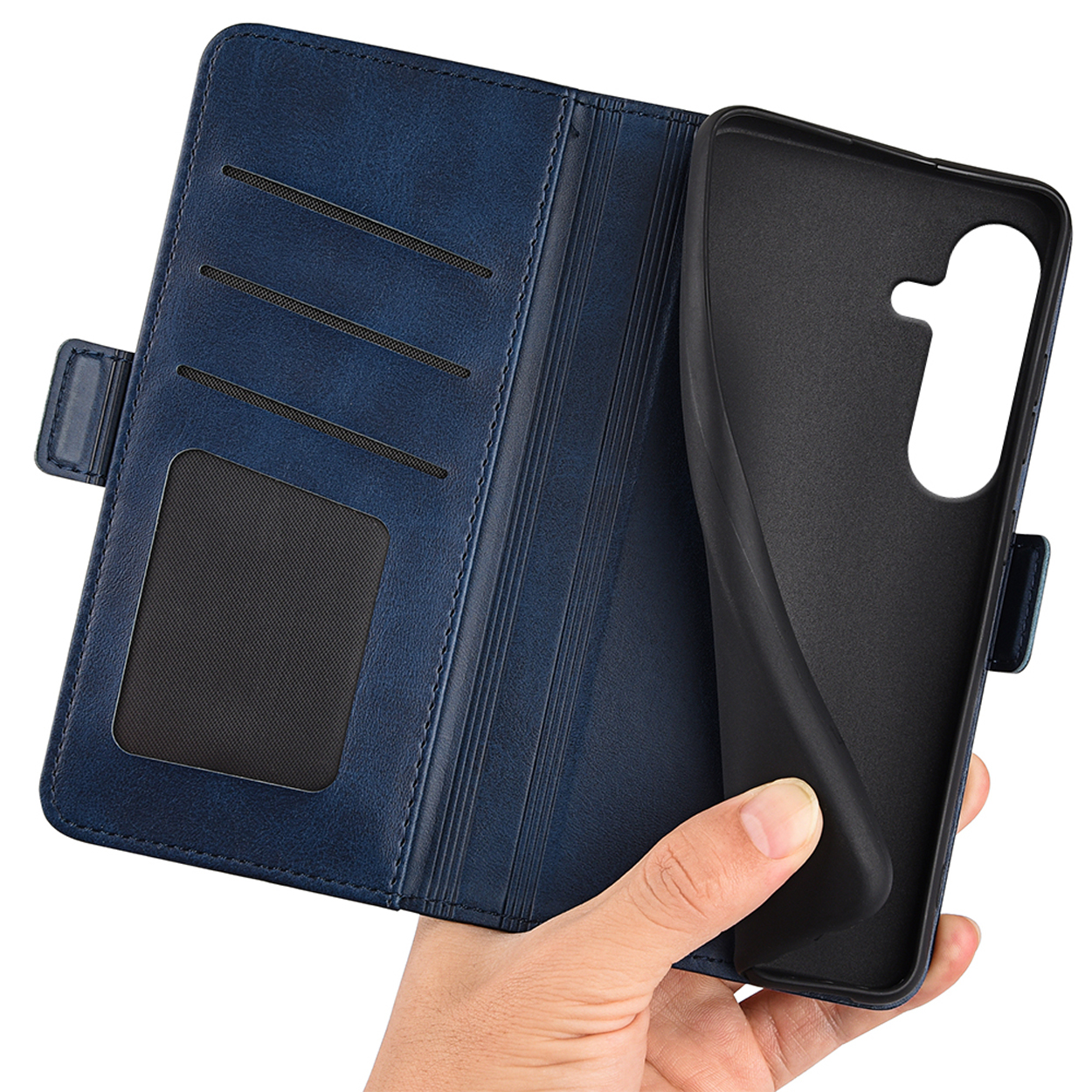 Étui de téléphone bleu avec un téléphone à l'intérieur. Le téléphone est tenu par une main.