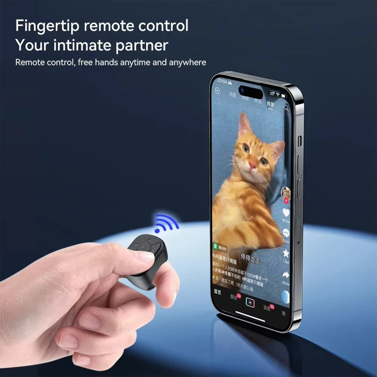 Un smartphone muestra un video de un gato; una mano sostiene un control remoto, sobre fondo azul.