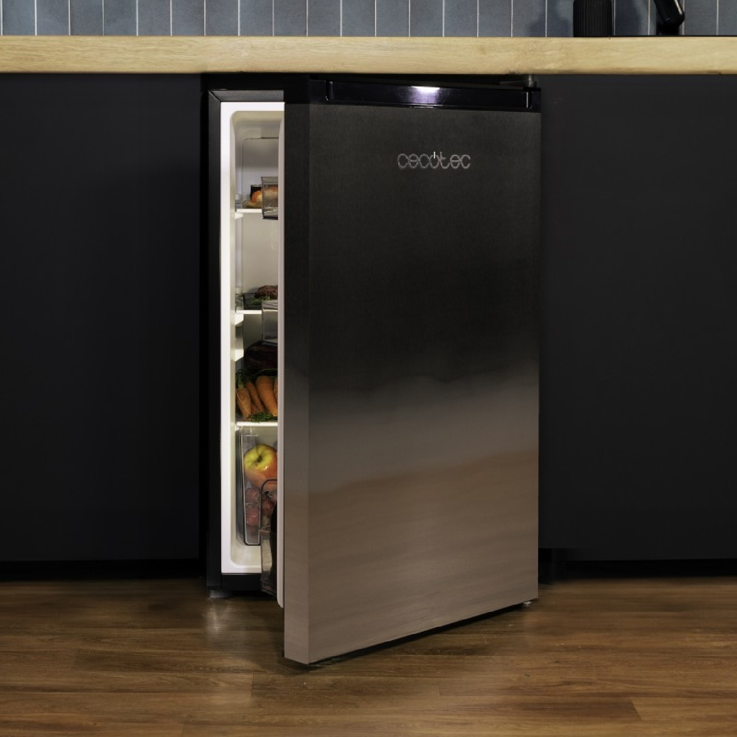 Un frigorifero con la porta aperta, che rivela cibo all'interno. La porta ha un design a gradiente di colore.
