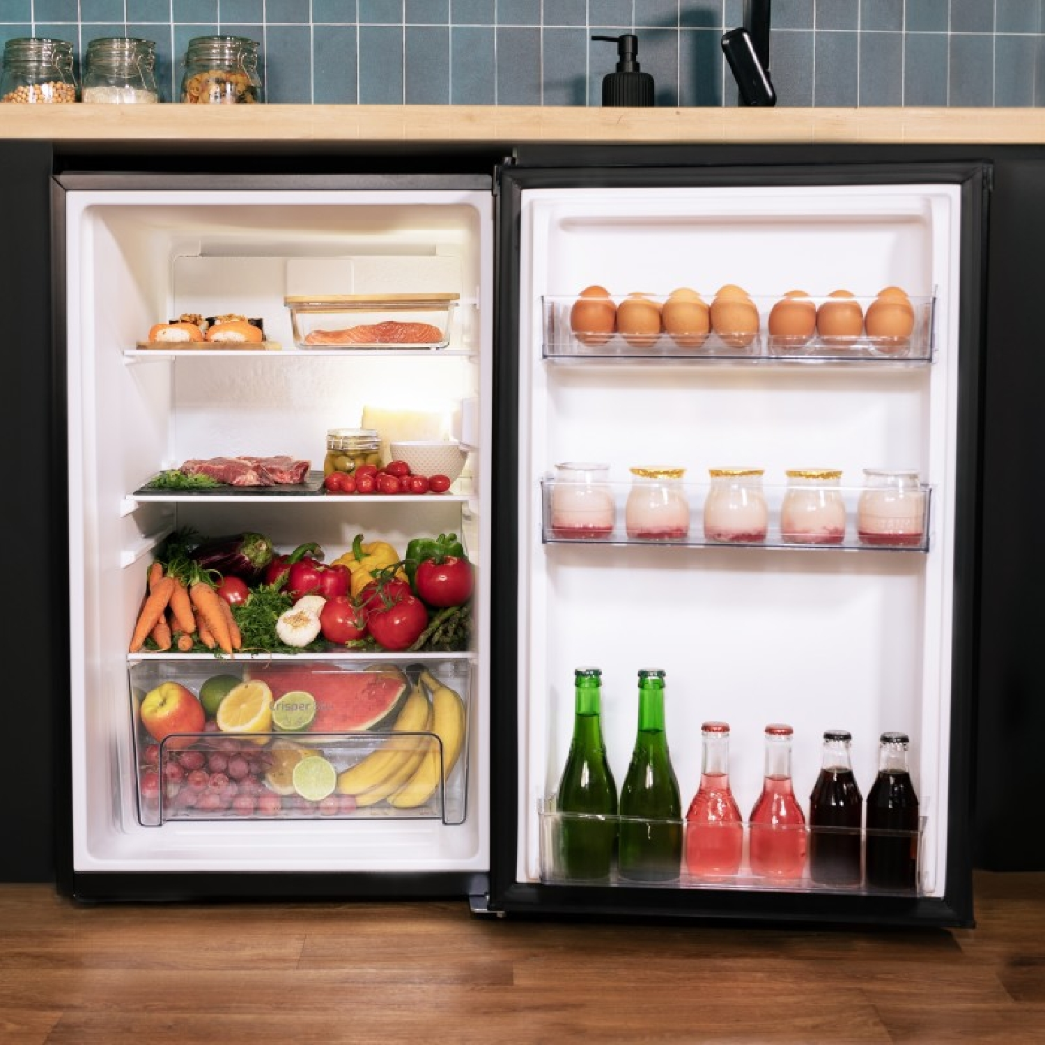 Interno del frigorifero con generi alimentari.