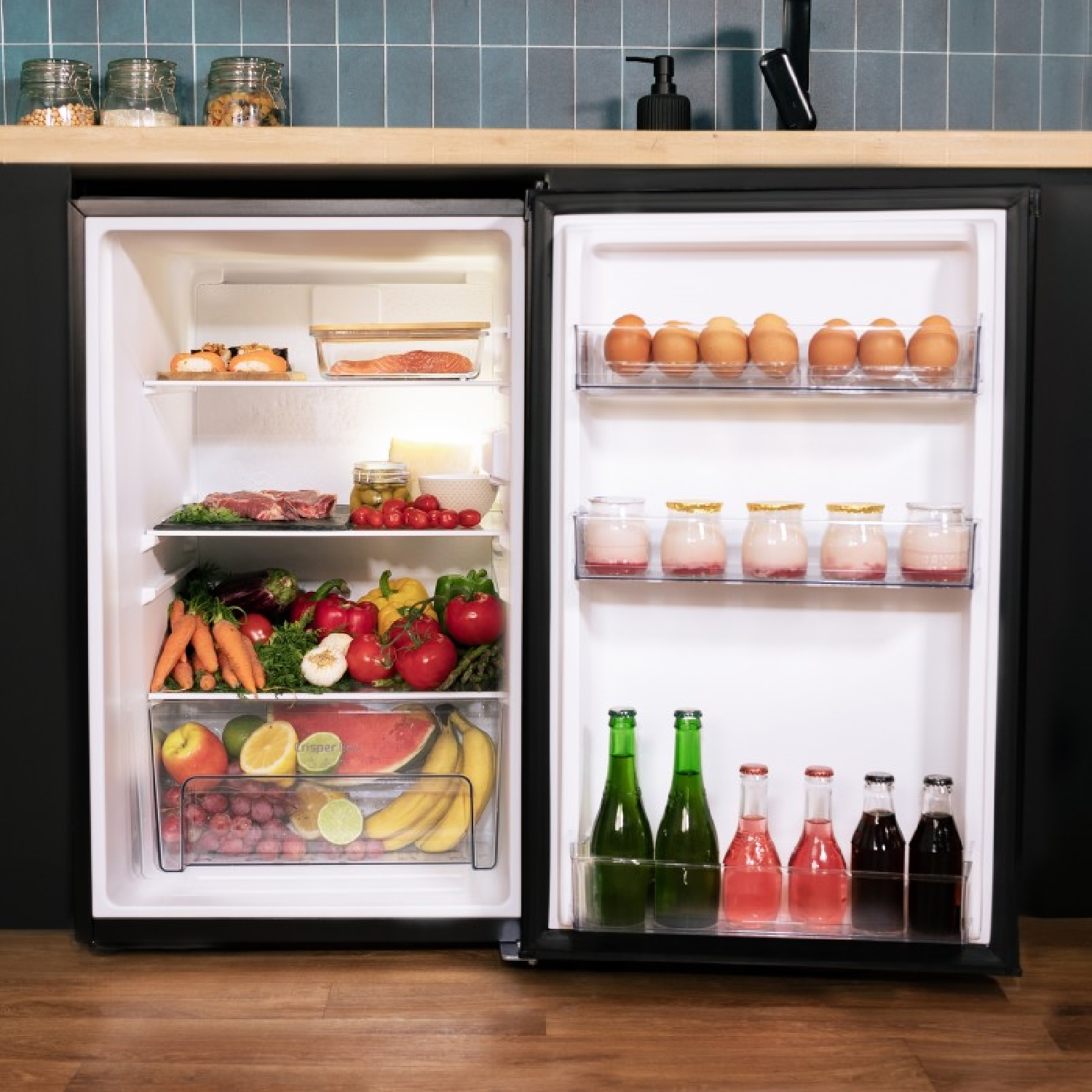 Refrigerador abierto lleno de comida. Los estantes contienen huevos, botellas, frutas, verduras y otros alimentos.