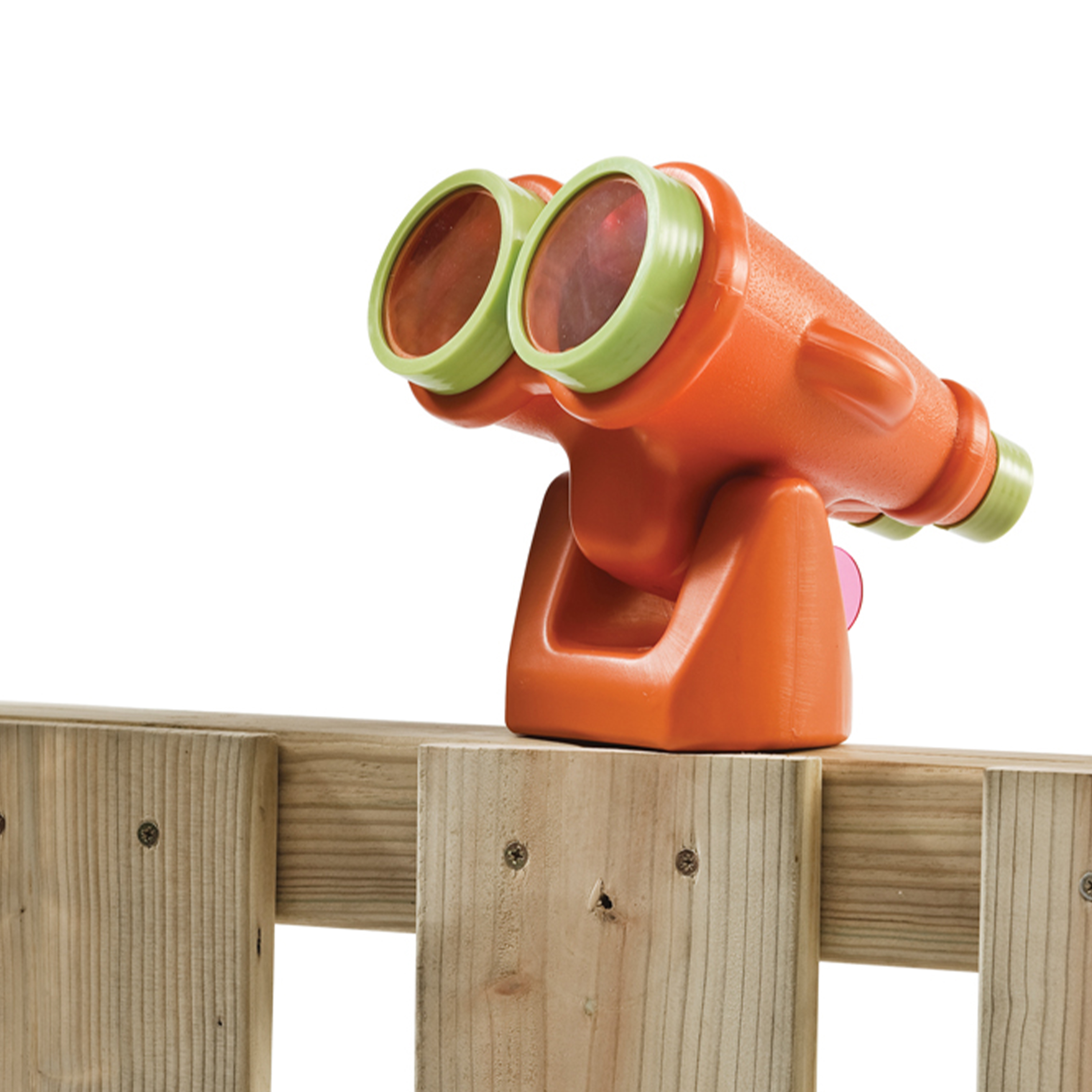 Orange und grüne Spielzeugferngläser auf einem Holzzaun. Der Hintergrund ist weiß.