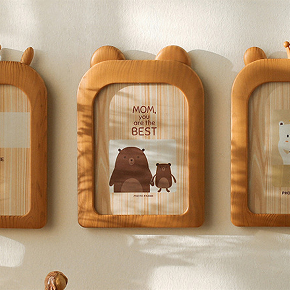 Holzrahmen mit Bärenillustrationen. Der Text lautet 'MOM, you are the BEST' und 'PHOTO FRAME'.