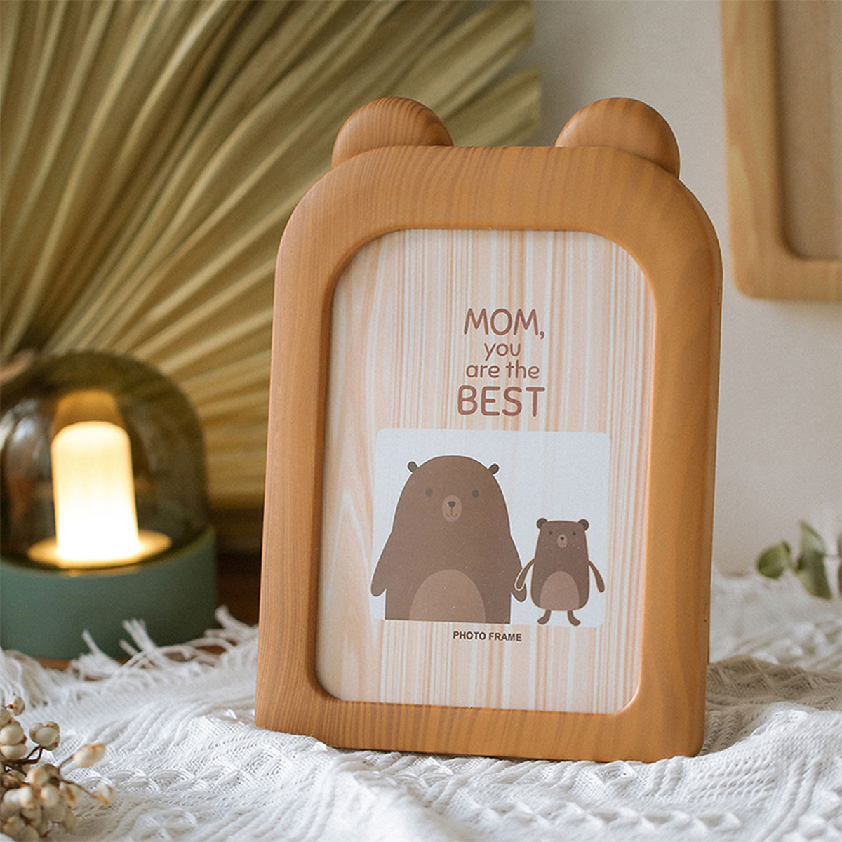 Holzrahmen in Bärenform mit Bild. Text: "MOM, du bist die BESTE".