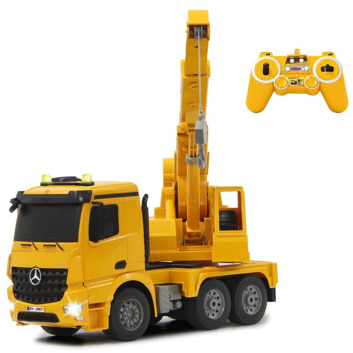 Żółta zabawka ciężarówka budowlana z dźwigiem i pilotem. Ciężarówka na białym tle, pilot jest żółty.