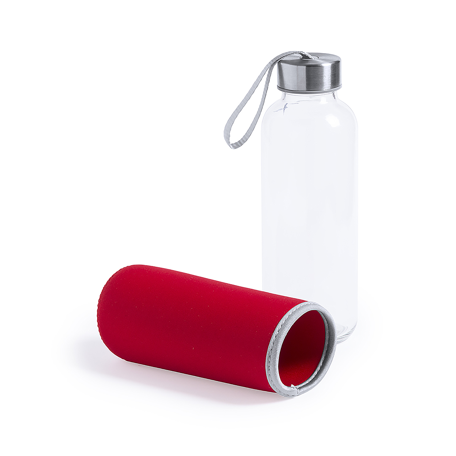 Botella de agua de vidrio transparente con tapa plateada, funda roja sobre superficie blanca.