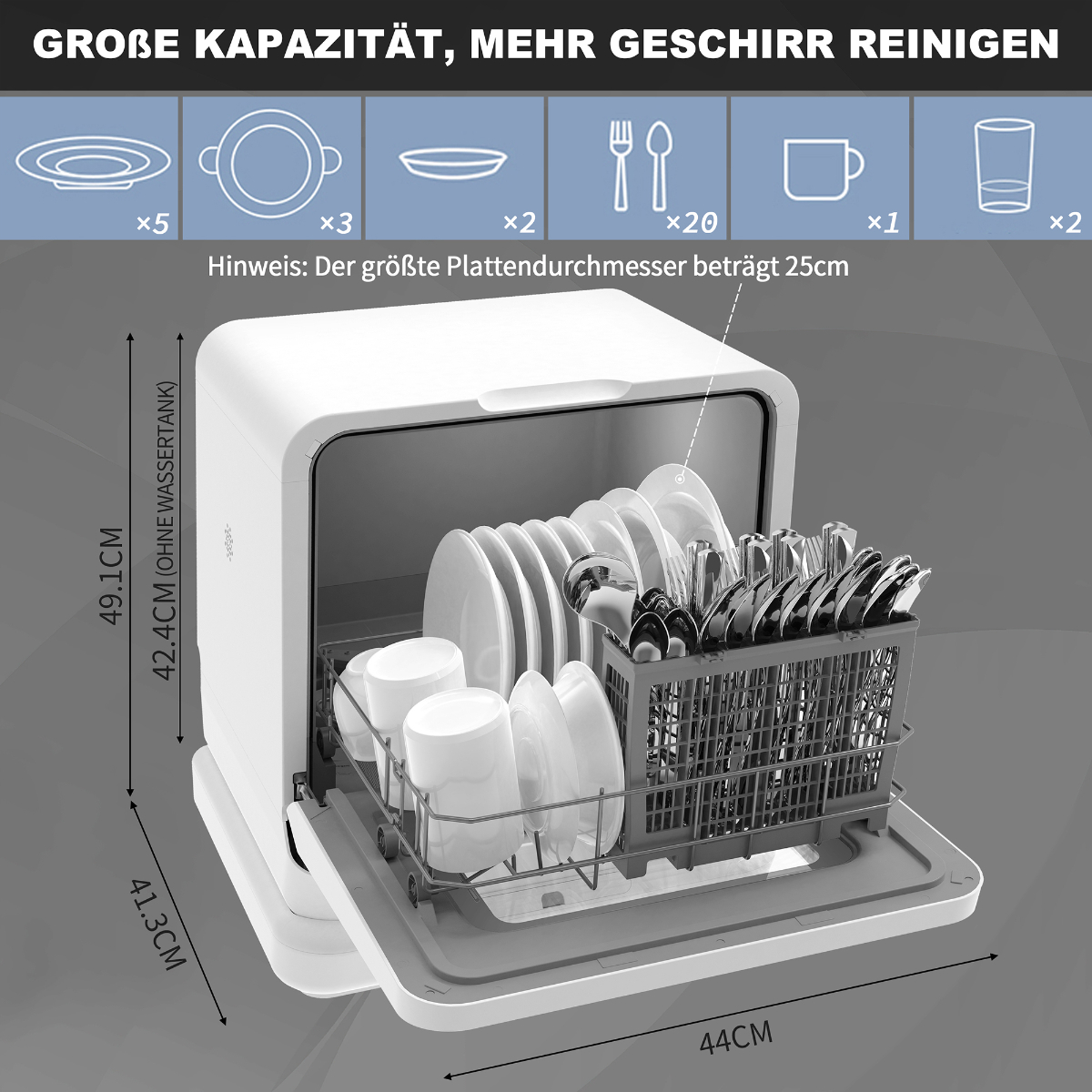 Weißer Geschirrspüler mit geöffneter Tür, zeigt Geschirr und Besteck. Abmessungen und Symbole sind um das Gerät herum gezeigt.