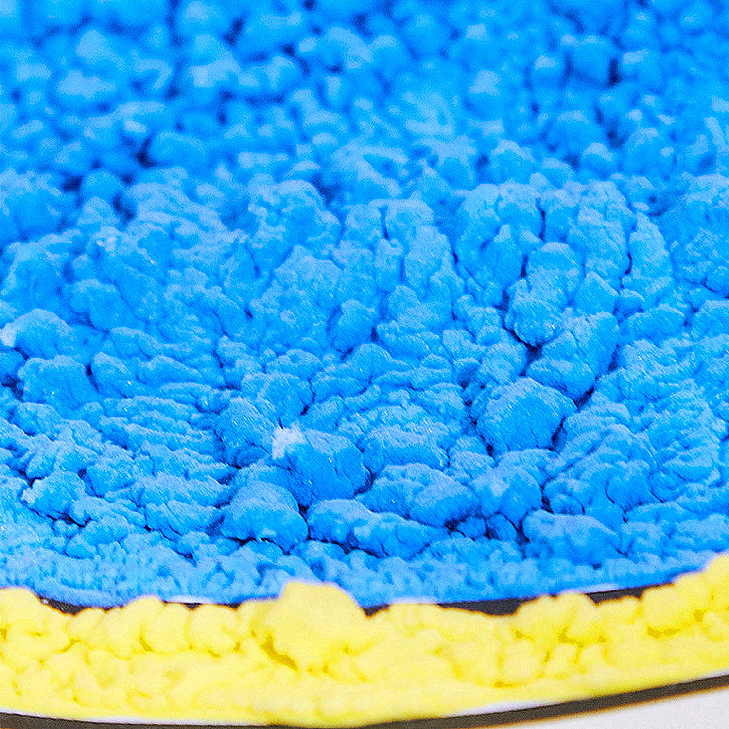 Primo piano di una superficie strutturata blu e gialla. Il blu è strutturato.