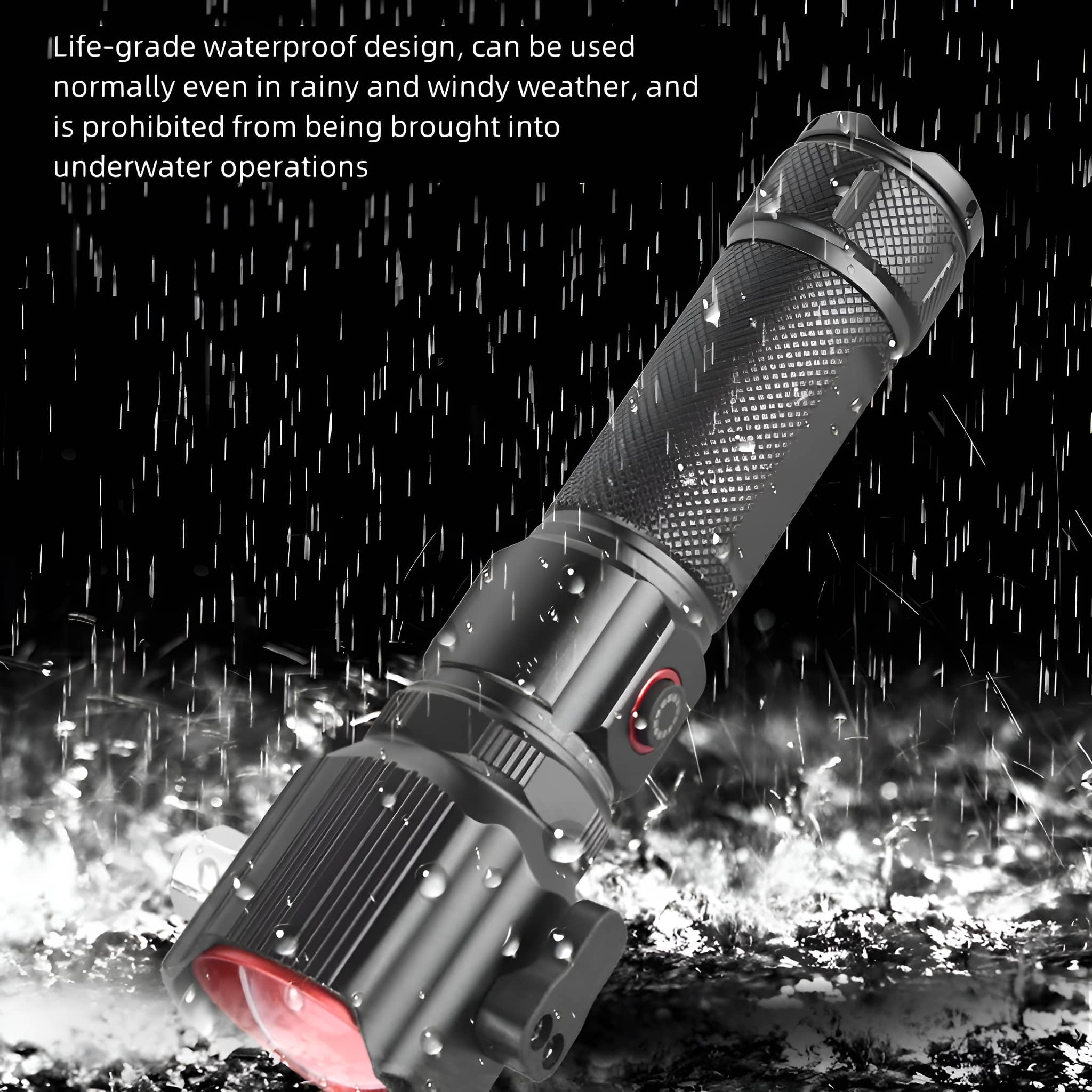 Schwarze Taschenlampe im Regen. Wassertropfen sichtbar. Dunkler Hintergrund.