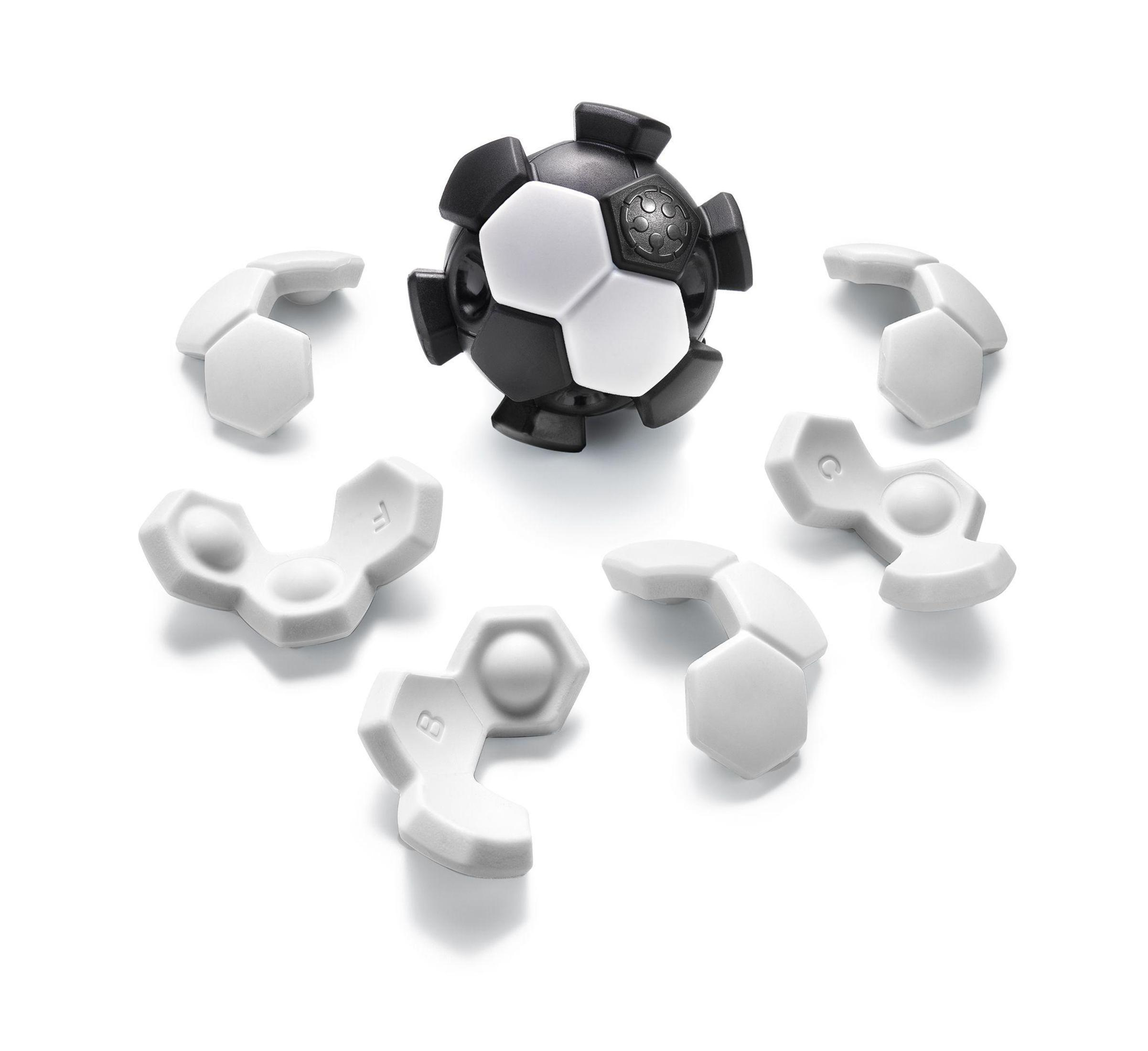 Un pallone da calcio bianco e nero con diversi pezzi pentagonali bianchi. Sfondo bianco.