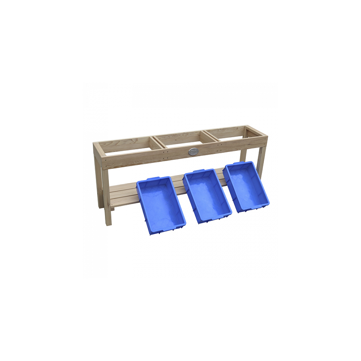 Holzlager mit drei blauen Behältern.