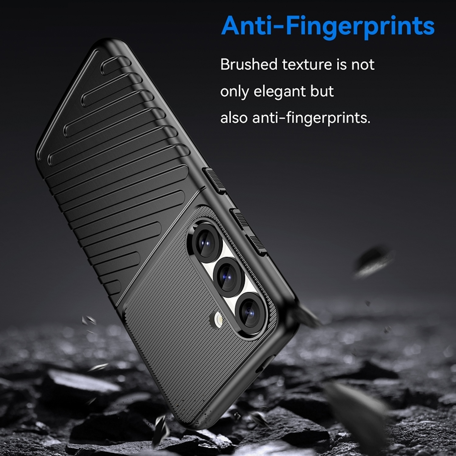 Schwarze Handyhülle mit strukturierter Rückseite, zeigt dreifache Kameralinsen. Text: Anti-Fingerprints.