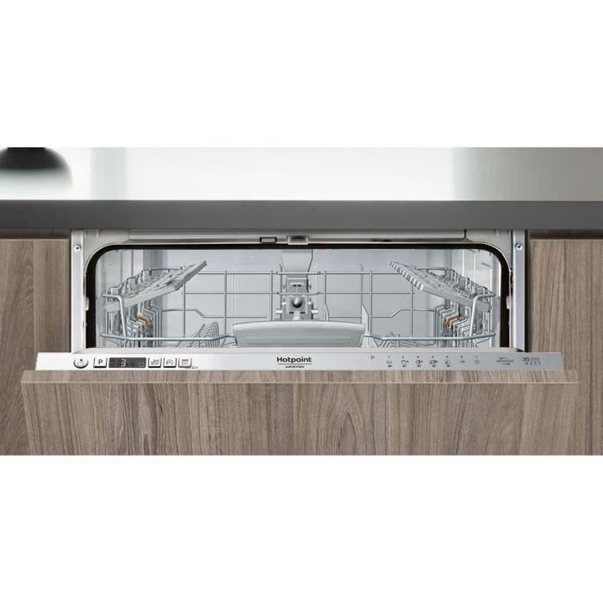 Lavastoviglie con porta aperta, interno visibile. Mobile in legno intorno.