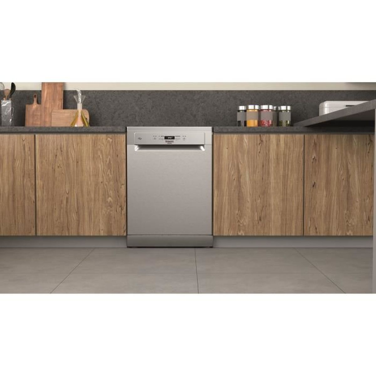 Un lavavajillas plateado instalado en una cocina con gabinetes de madera.