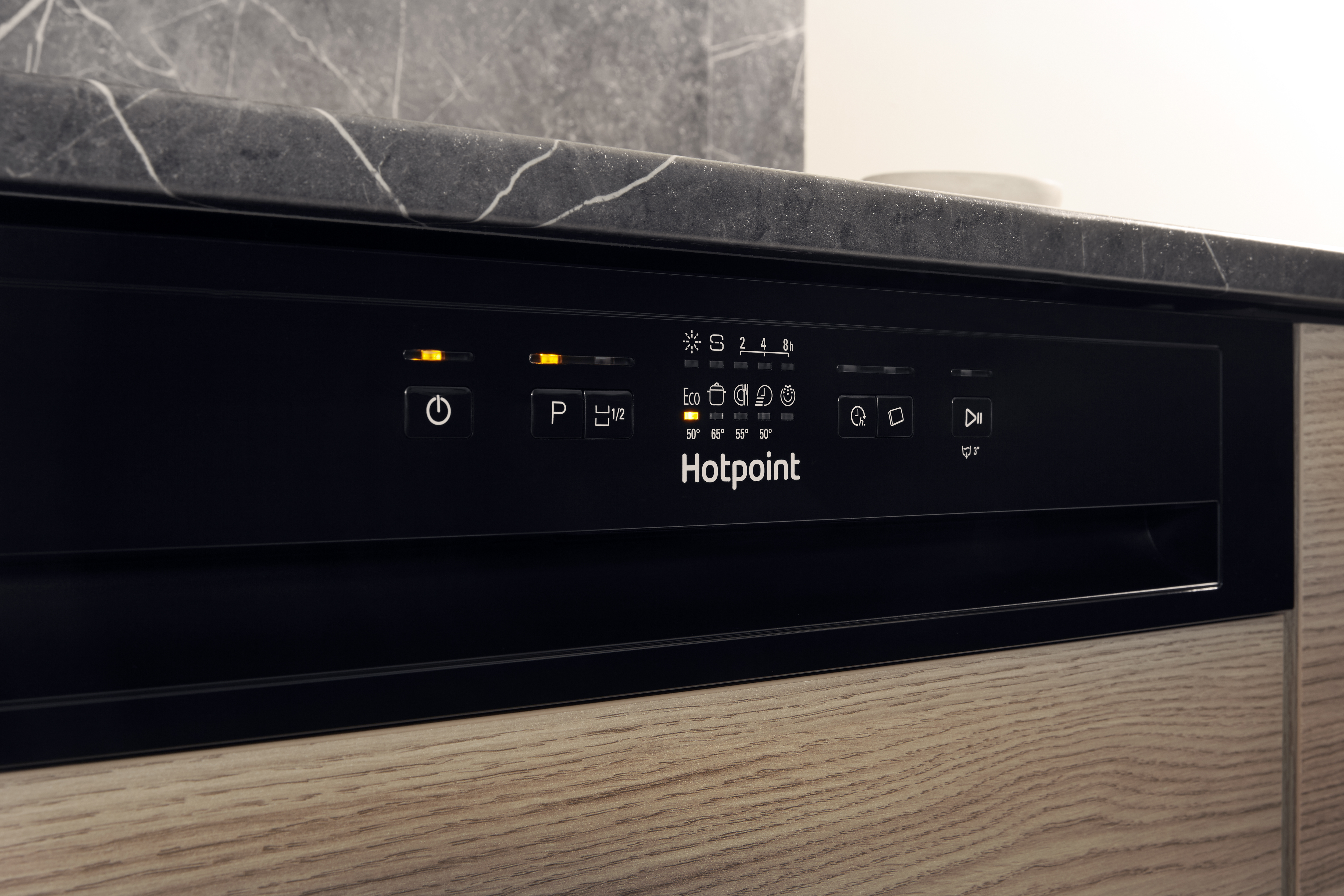 Panel de control de lavavajillas negro con botones y el logotipo 'Hotpoint'.