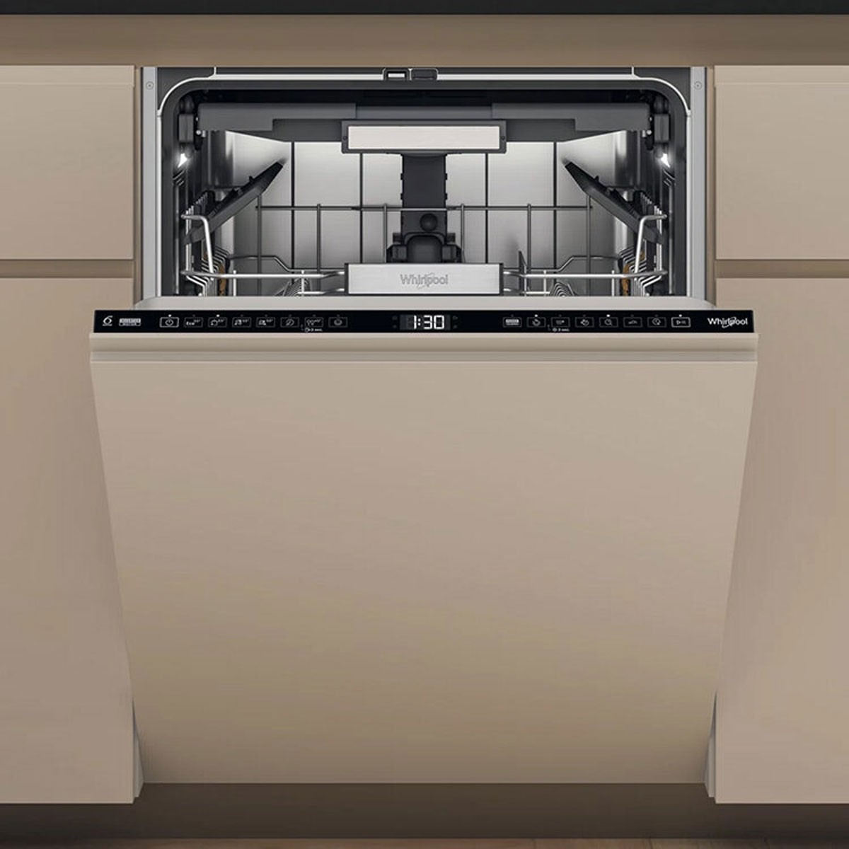 Lavastoviglie Whirlpool a incasso. La porta è aperta, rivelando cestelli e comandi. Armadi beige.