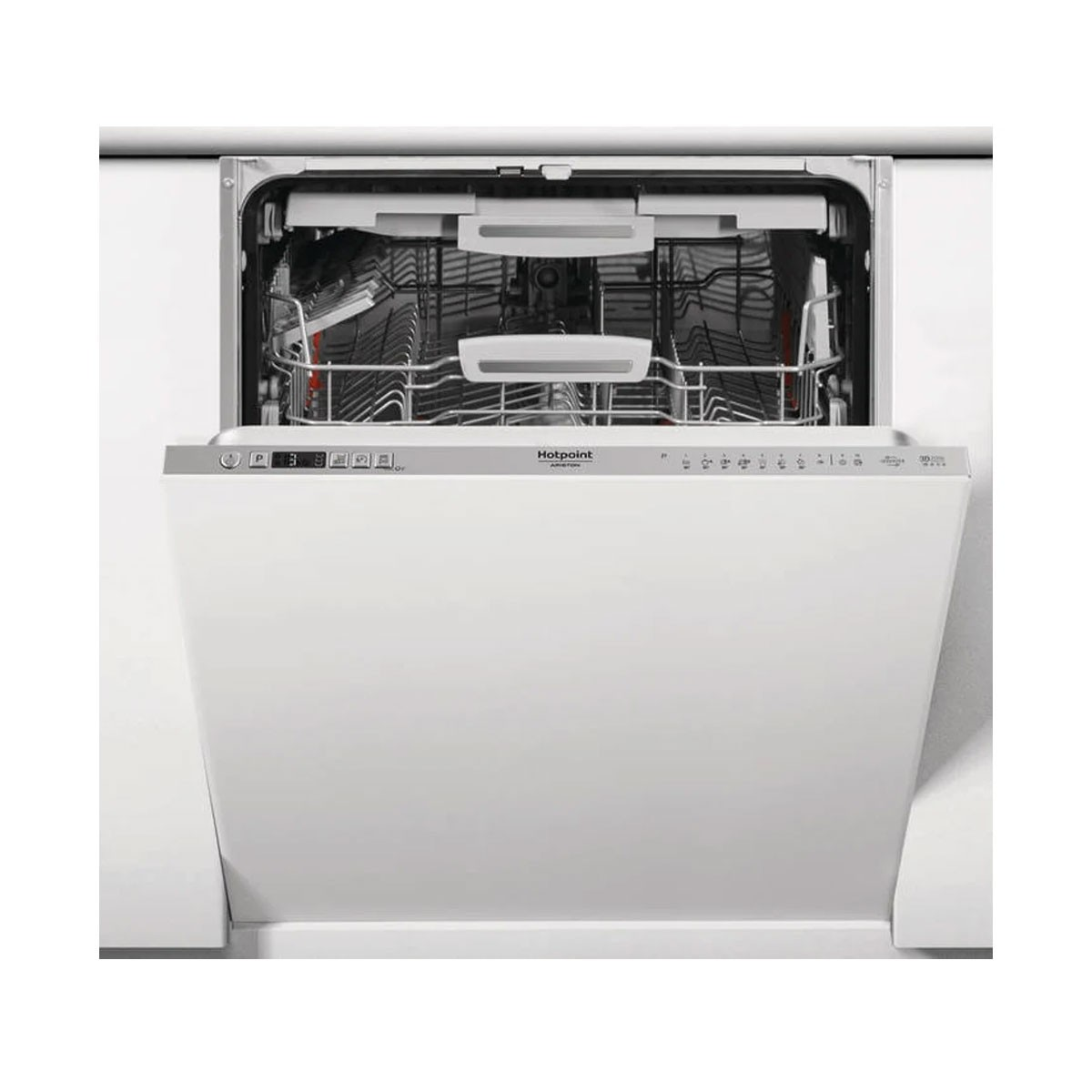 Lavavajillas blanco con puerta abierta, mostrando los estantes. El panel de control es visible. La marca es Hotpoint.