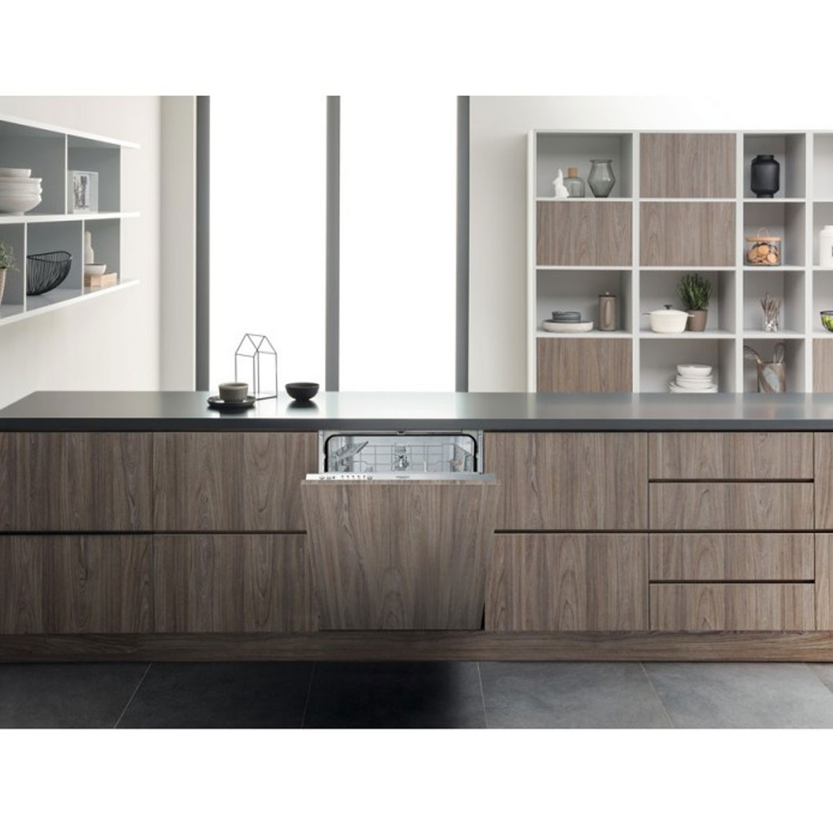 Lavavajillas abierto, revelando el interior. Está colocado en un mueble de madera con estantes.