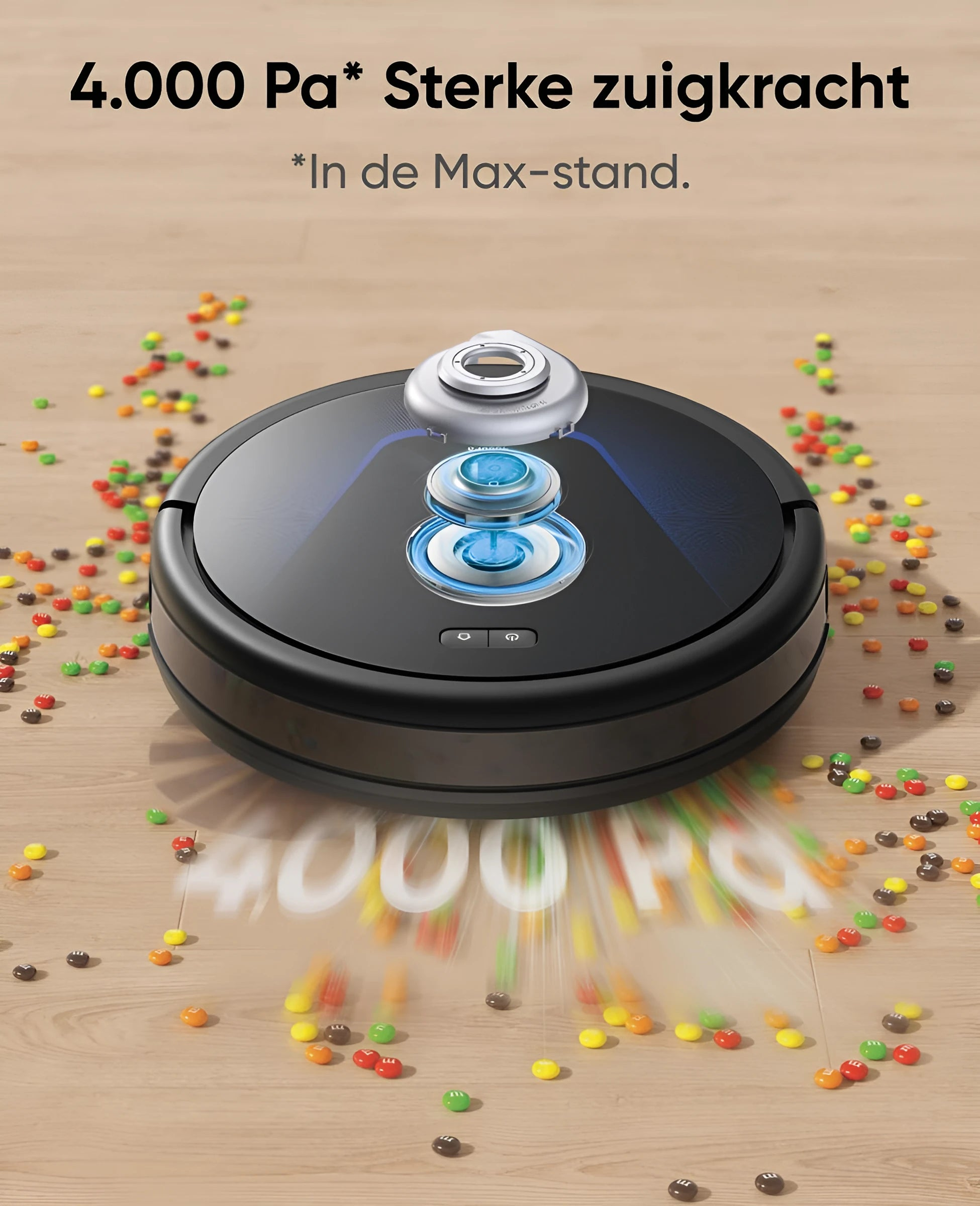 Schwarzer Roboter-Staubsauger auf Holzboden, umgeben von bunten Süßigkeiten.