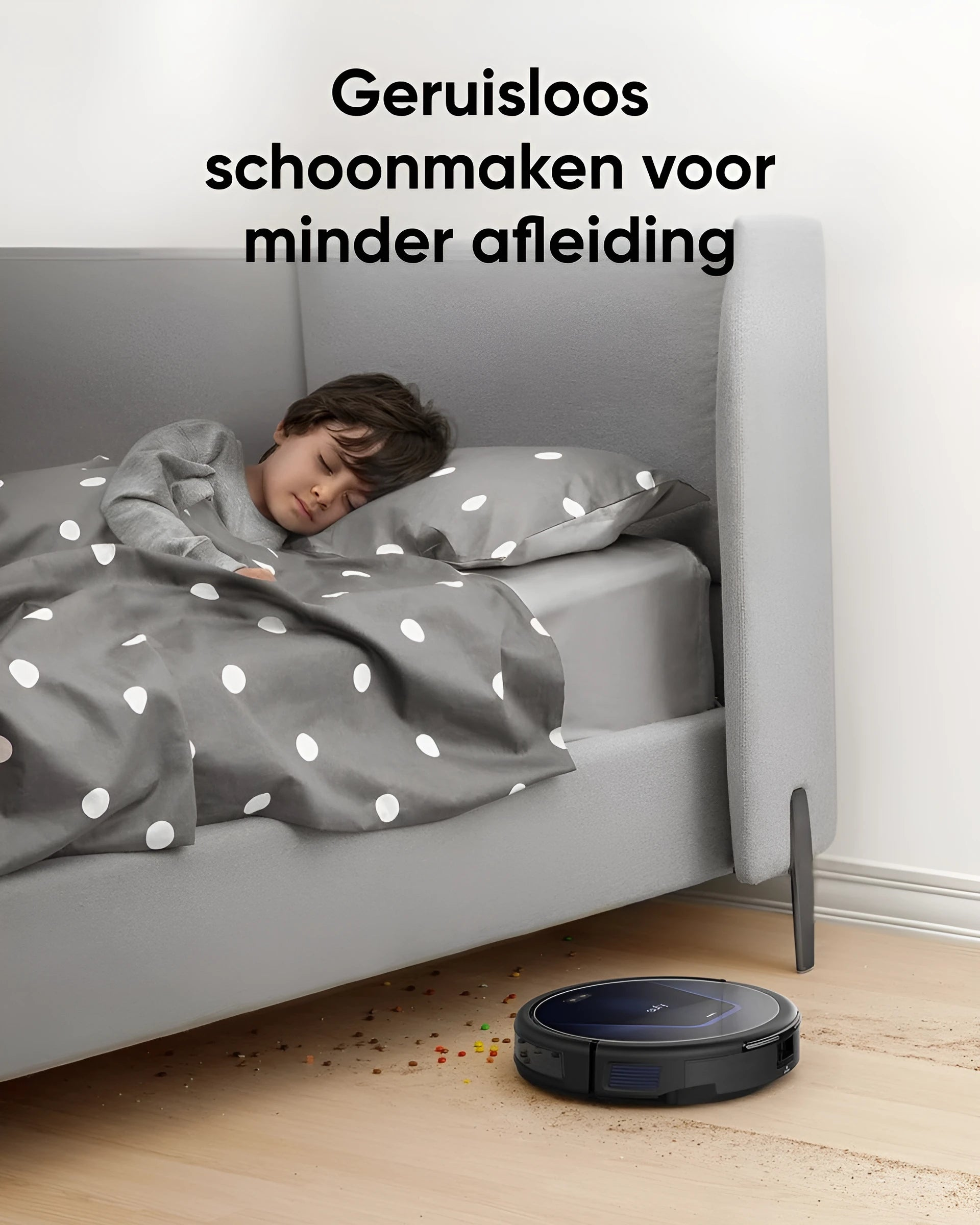 Ein Kind schläft im Bett, während ein schwarzer Roboter-Staubsauger den Boden reinigt. Text über dem Kind.