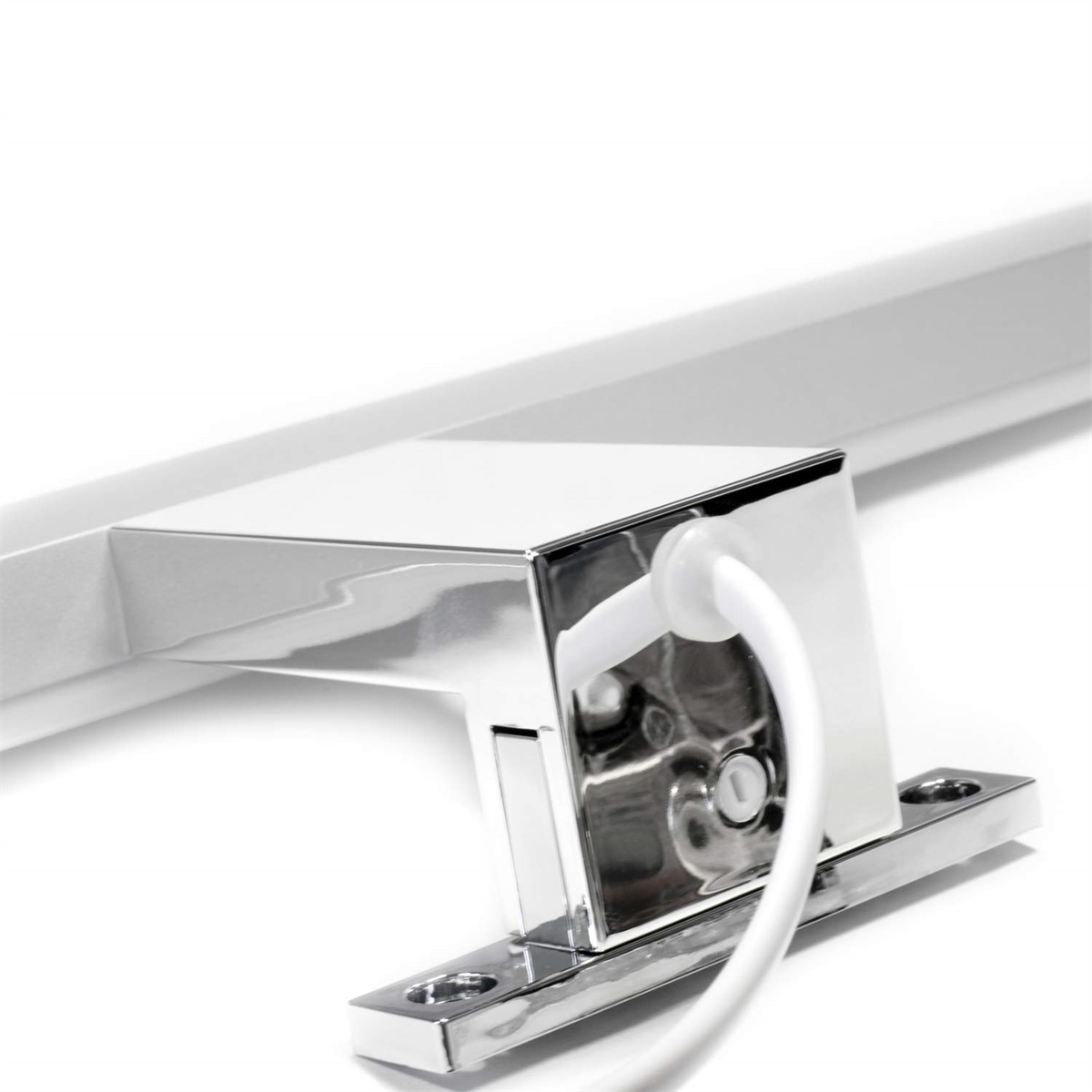 Eine silberne, rechteckige Leuchte mit weißem Kabel und metallischer Montageplatte.