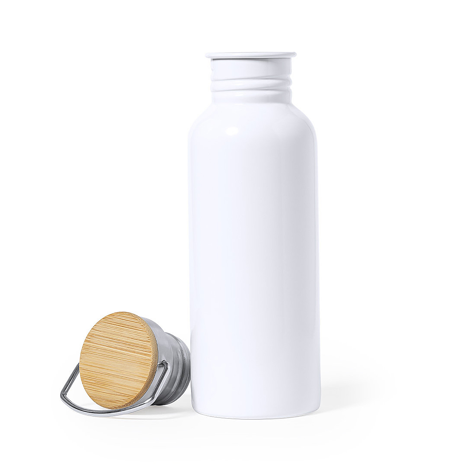 Botella de agua blanca con tapa de bambú. Fondo blanco.