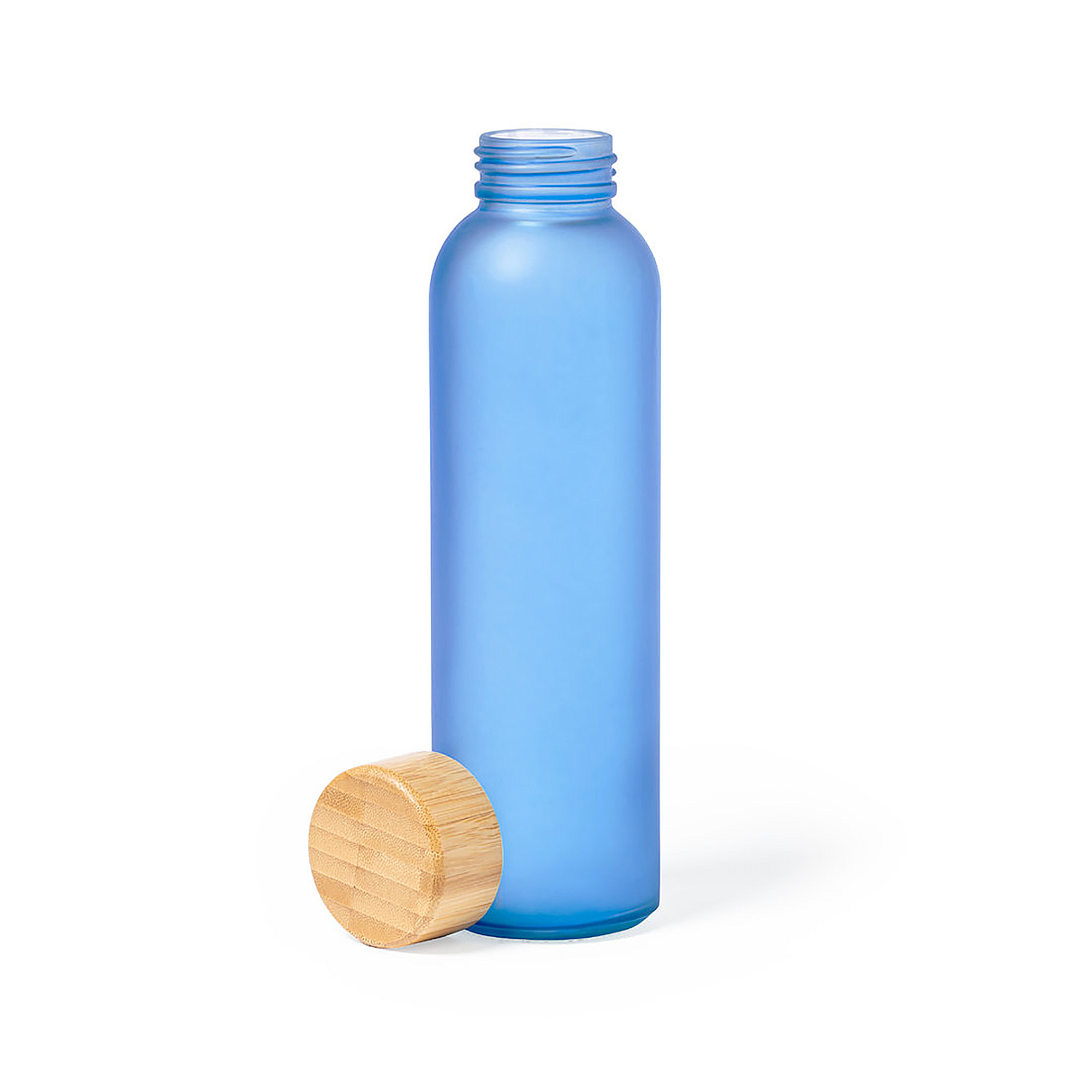 Bottiglia d'acqua blu con coperchio in bambù, su una superficie bianca.