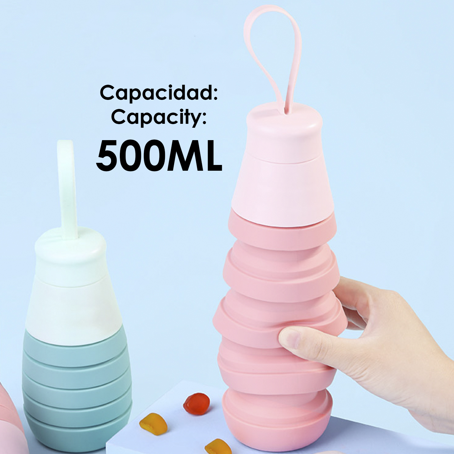 Zwei zusammenklappbare Wasserflaschen, eine rosa, eine türkis. Die rosa wird gehalten; Text: 500ML.