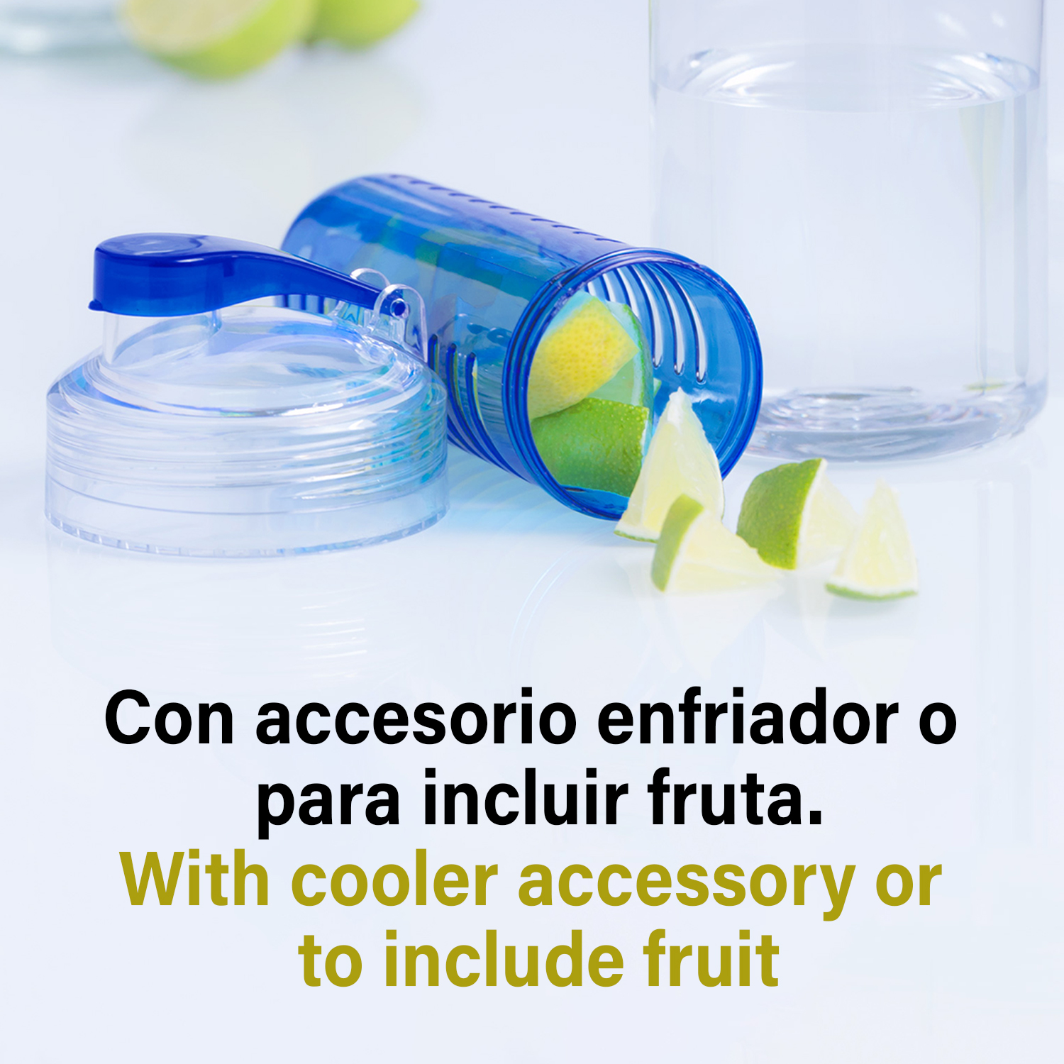 Botella azul con trozos de fruta dentro y una botella transparente. Texto: Con accesorio.