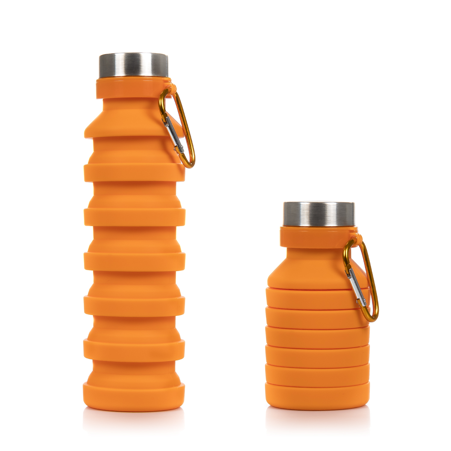 Zwei orangefarbene, zusammenklappbare Wasserflaschen nebeneinander, eine zusammengeklappt, eine ausgezogen.