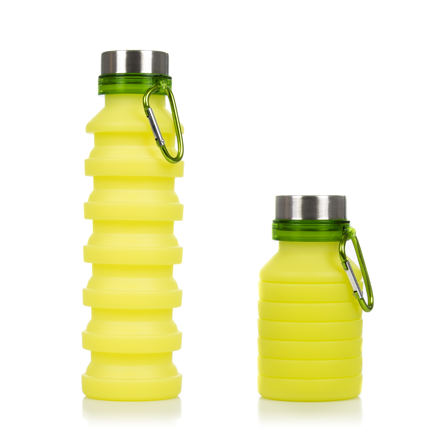 Zwei gelbe, zusammenklappbare Wasserflaschen, eine ausgefahren, eine zusammengeklappt, mit grünen Clips.